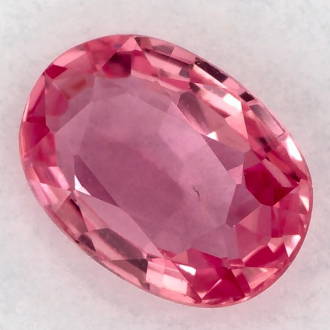Questo zaffiro rosa naturale offre eleganza e raffinatezza. Con la sua ricca saturazione del colore e il taglio preciso, è il centro perfetto per un anello di fidanzamento o un design di gioielli di lusso.

Questo zaffiro proviene dallo Sri Lanka