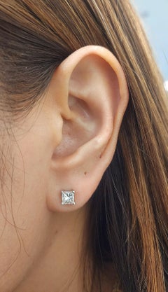 Boucles d'oreilles à clous ornées de diamants taille princesse de 1,00 ct, montées sur or blanc 14 carats