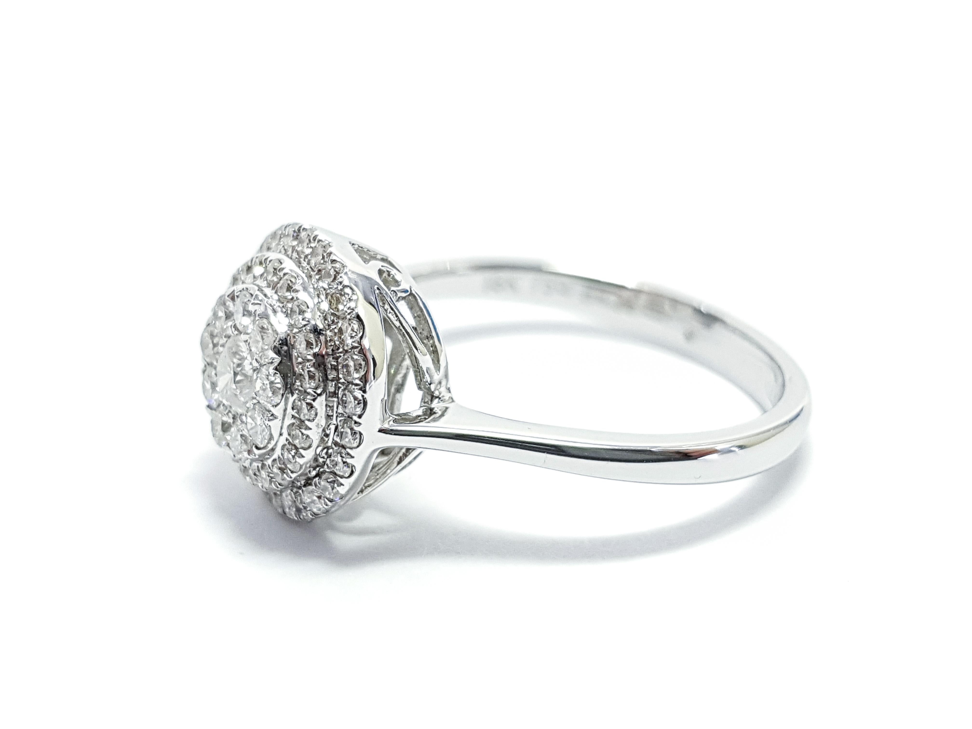 1.00 CT Round Cut Cluster 18 KT White Gold Double Halo Diamond Ring In New Condition For Sale In London, GB