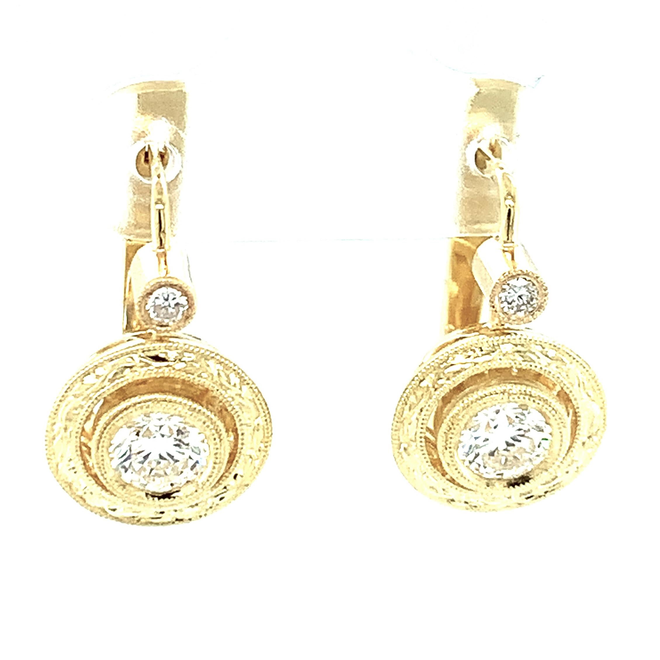 Diese wunderschönen Hebelohrringe sind mit runden Diamanten im Brillantschliff besetzt, in 18 Karat Gelbgold gefasst und mit einer eleganten Handgravur versehen, die für einen einzigartigen und eleganten Look sorgt. Diese von unseren