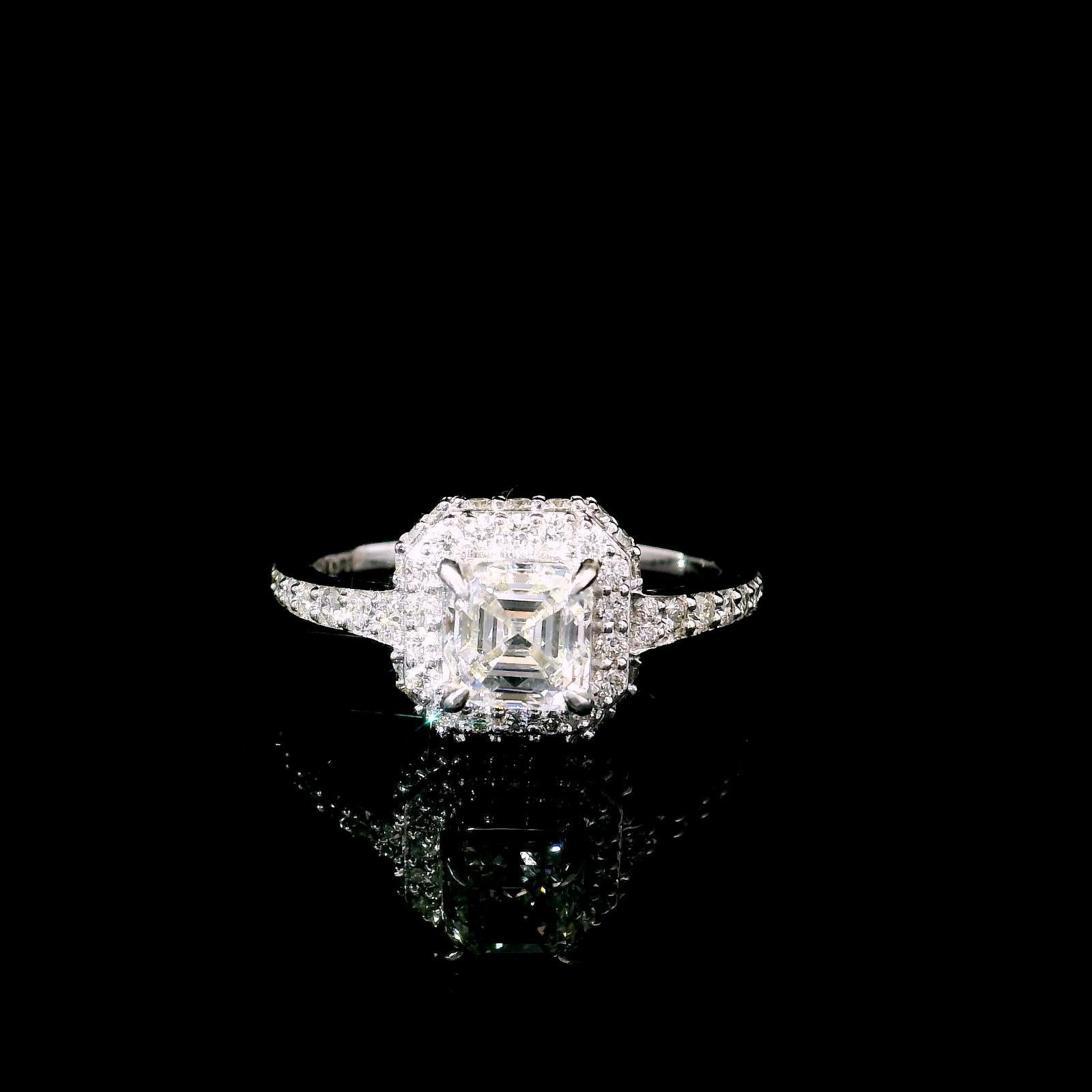 18kt Weißgold Saphir Ring
  
  Goldfarbe und Karat: Weißgold 18kt
  Gewicht: 3.12 Gramm
  
  Satz mit...
  Steinart: Diamant
  Form: Quadratischer Smaragdschliff 
  Karat: 1,00 Karat
  Farbe: F Farbe
  
  Umliegende Steine: Diamanten
 1) Weiße