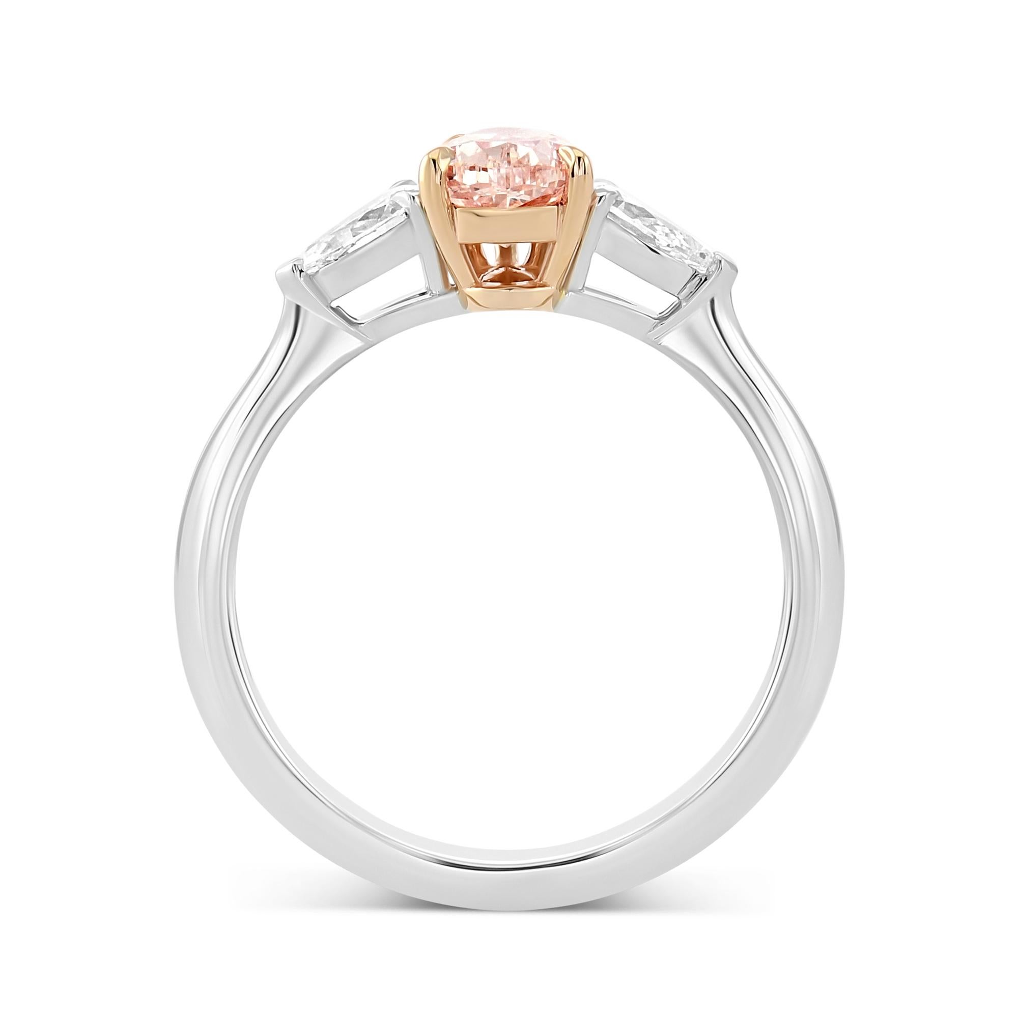 Magnifique bague à 3 pierres en diamant poire de couleur rose clair brun, avec une pierre centrale pesant 1,00 ct et certifiée par GIA. Le diamant est flanqué de deux diamants poire de couleur Collectional, et la bague est montée entièrement en
