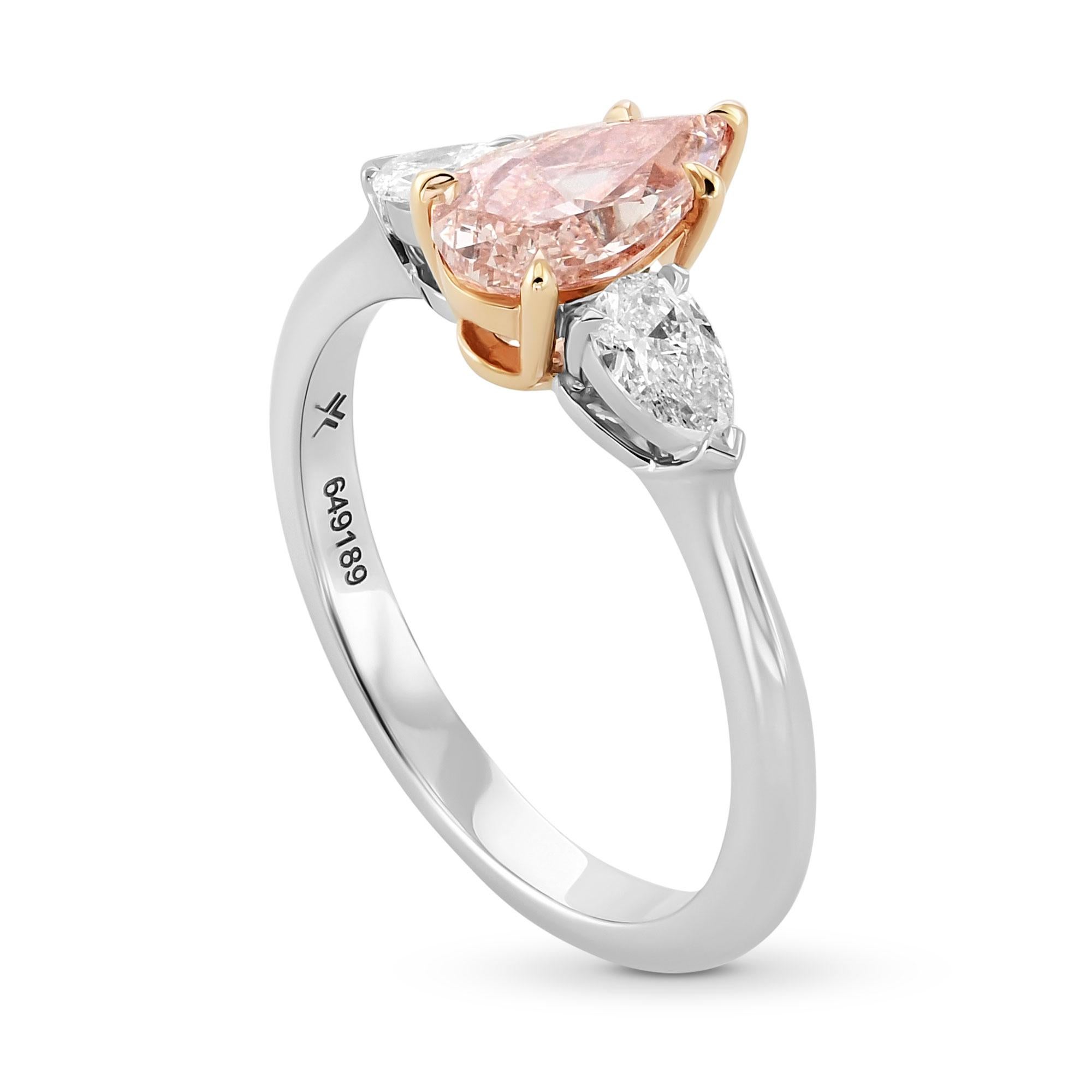 Taille poire 1.00 cts GIA Certified Fancy Light Pink Brown Pear Three-stone Diamond Ring (bague à trois pierres) en vente