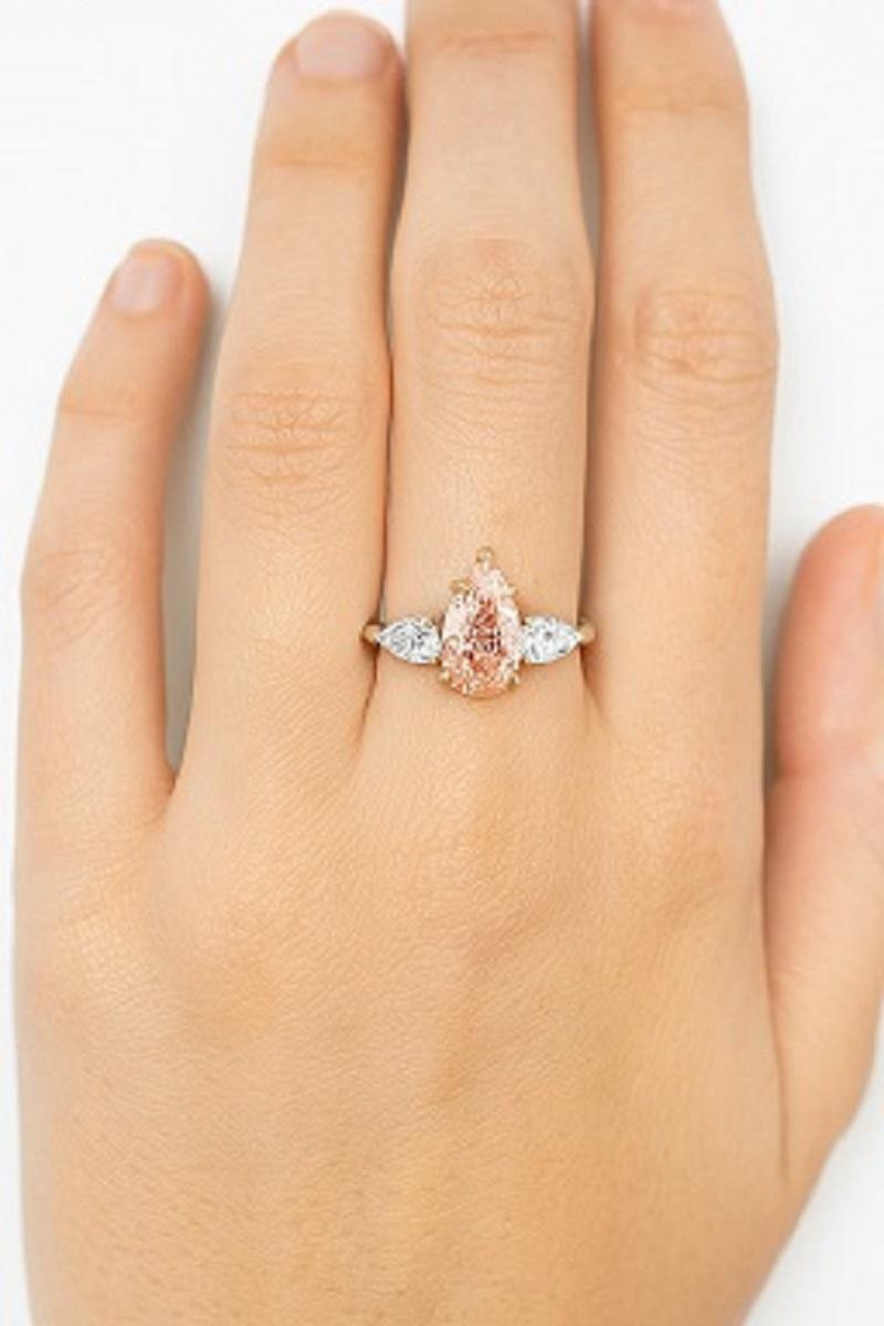 1.00 cts GIA Certified Fancy Light Pink Brown Pear Three-stone Diamond Ring (bague à trois pierres) Neuf - En vente à New York, NY