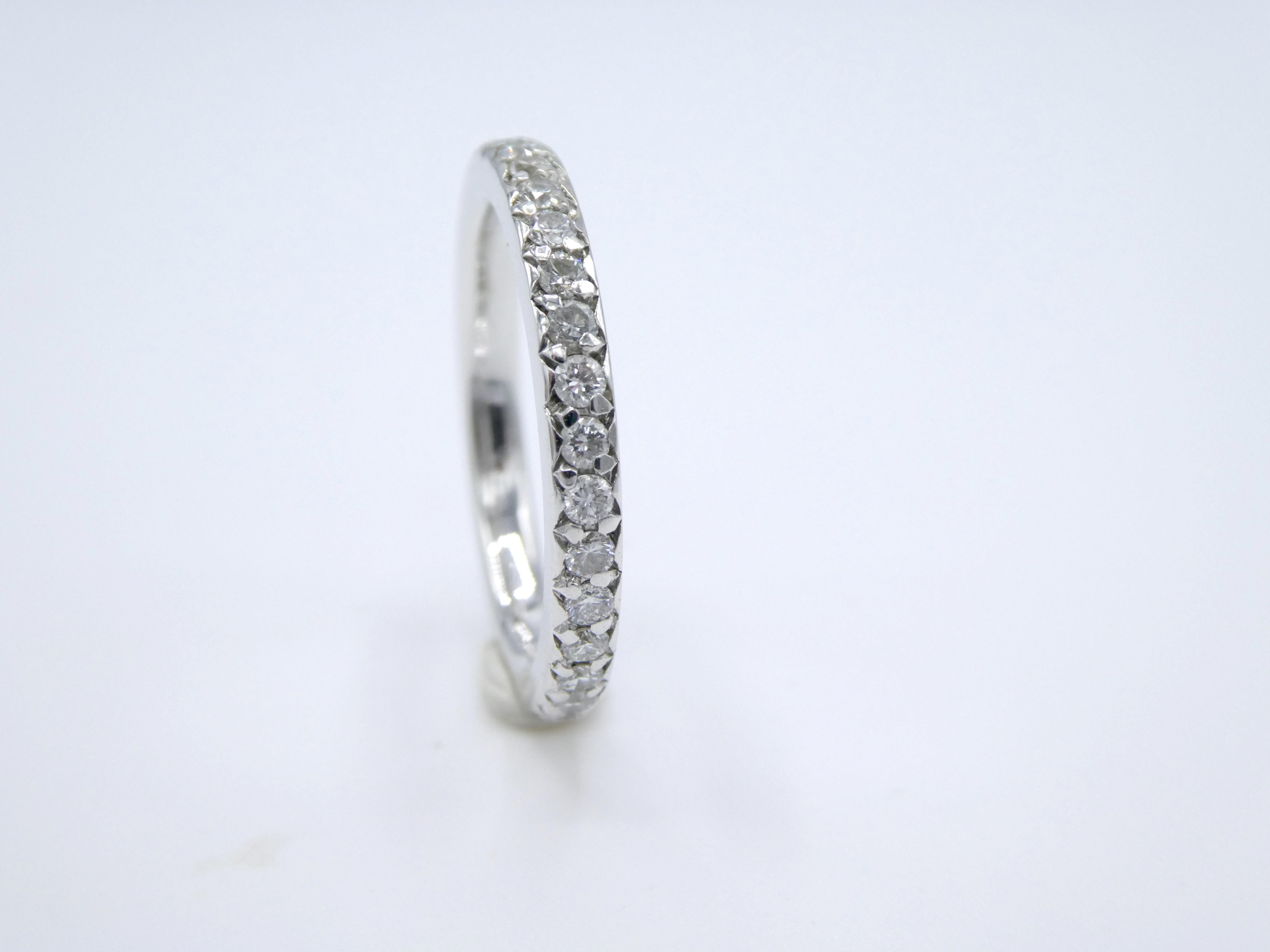 1,00 Karat natürlicher Diamant 14K Weißgold Runder Eternity-Ring (Moderne) im Angebot