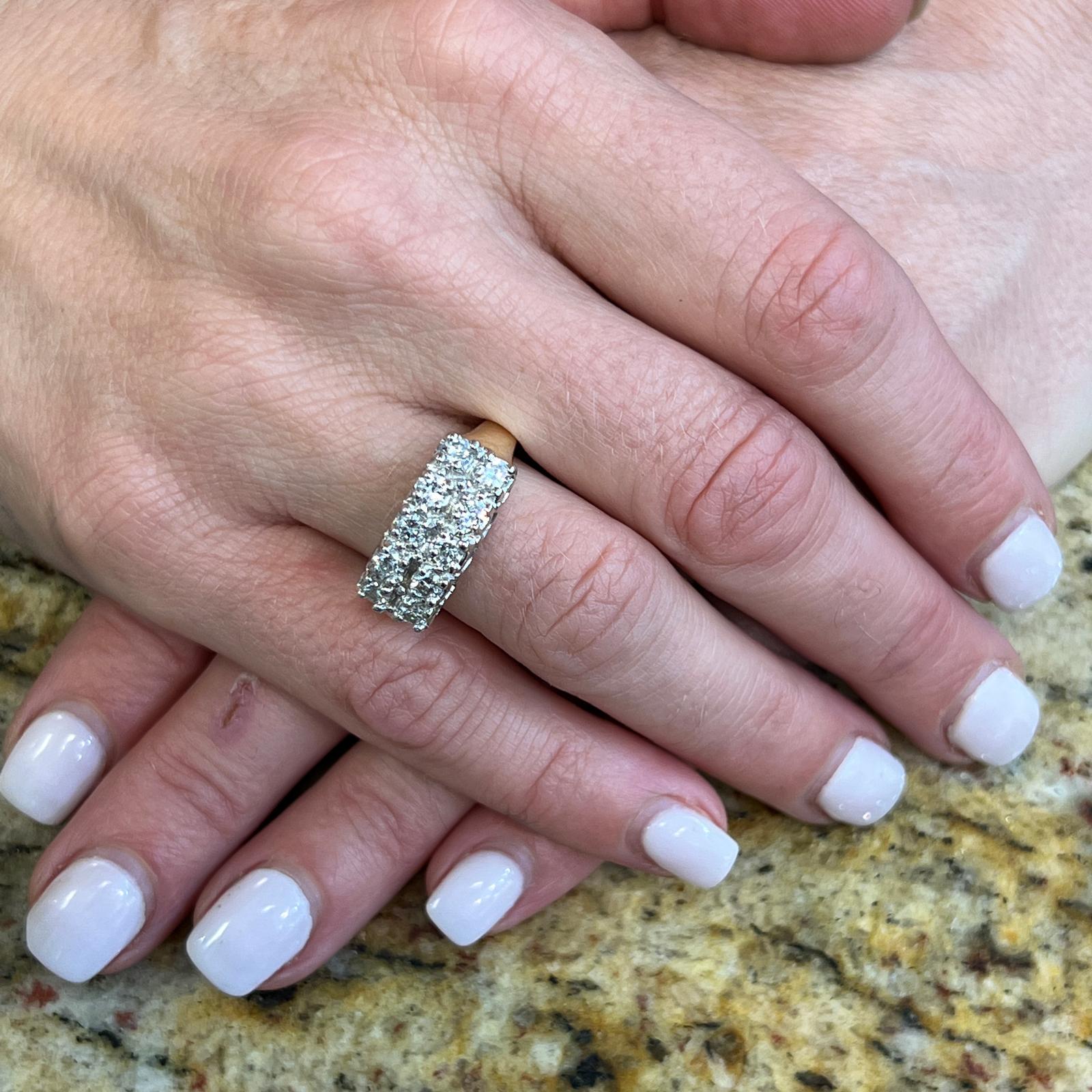 Zweireihiges Diamantband aus 14 Karat Gelbgold. Auf dem Band befinden sich 10 runde Diamanten im Brillantschliff mit einem Gesamtgewicht von ca. 1,00 Karat und den Farbgraden G-H und SI1. Das Band misst 9 mm in der Breite und ist derzeit Größe 9