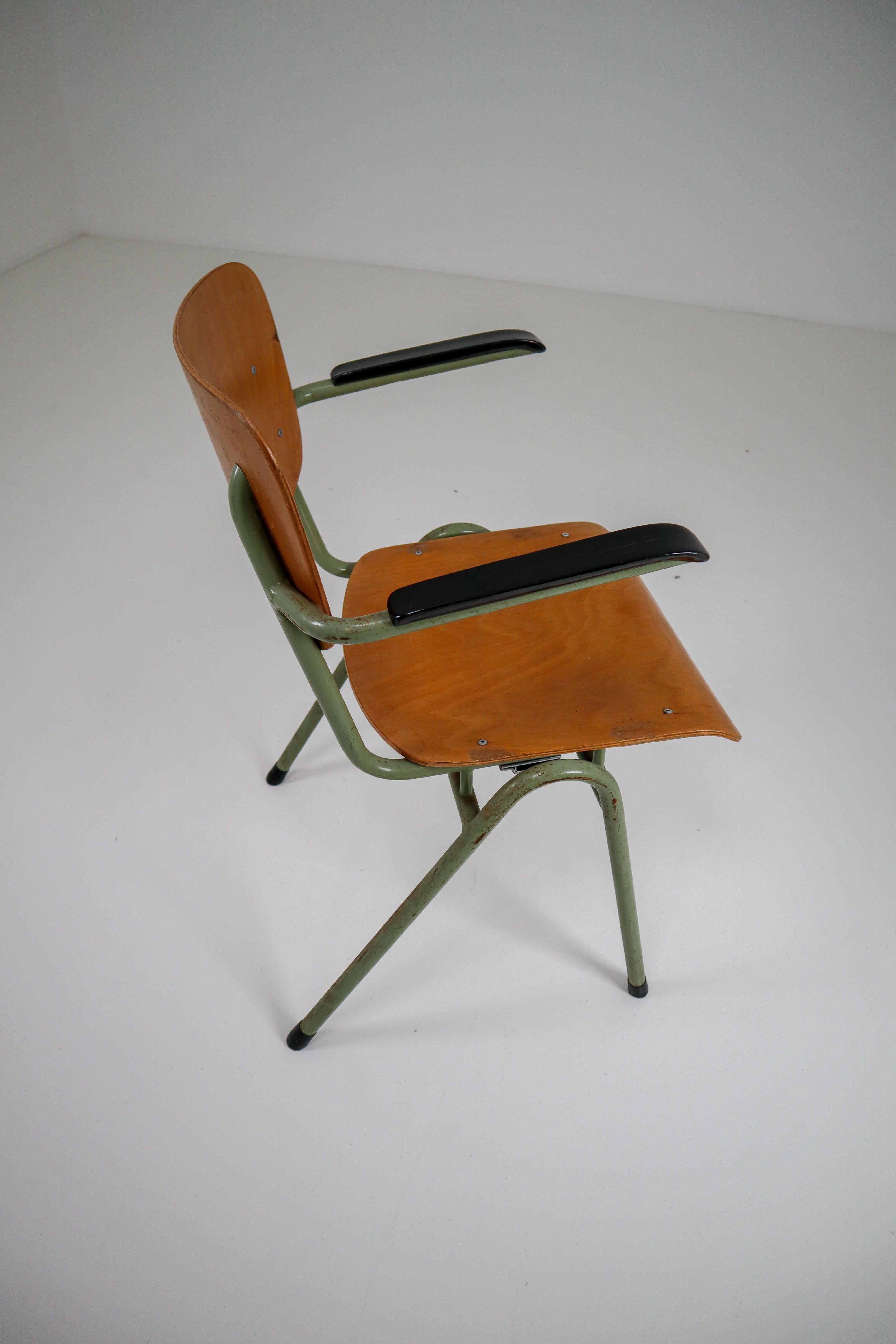 100 Green Patinated Dutch Design Industrial Plywood Armchairs, 1960s (Mitte des 20. Jahrhunderts)