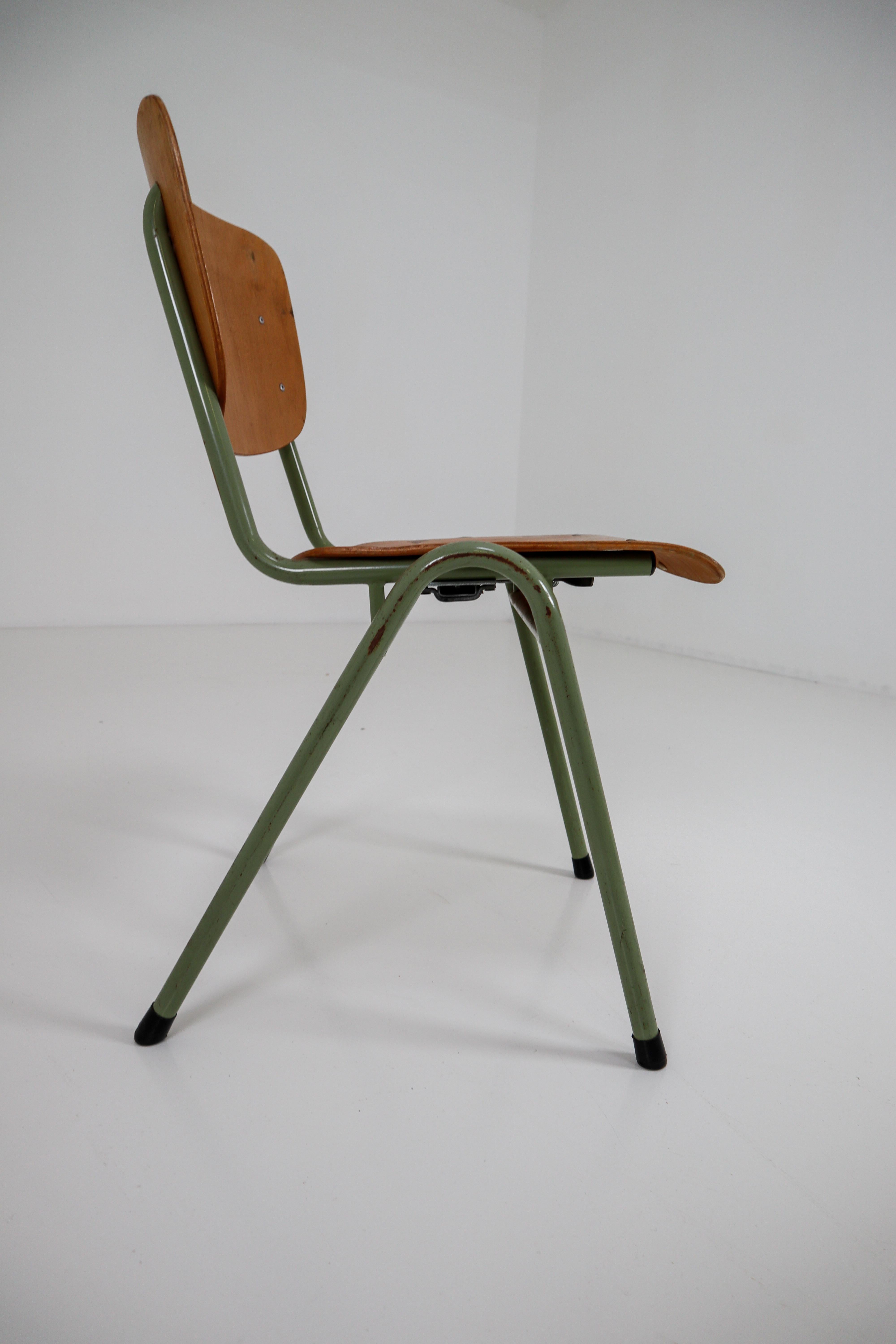 100 Green Patinated Dutch Design Industrial Plywood Chairs, 1960s In Good Condition In Almelo, NL