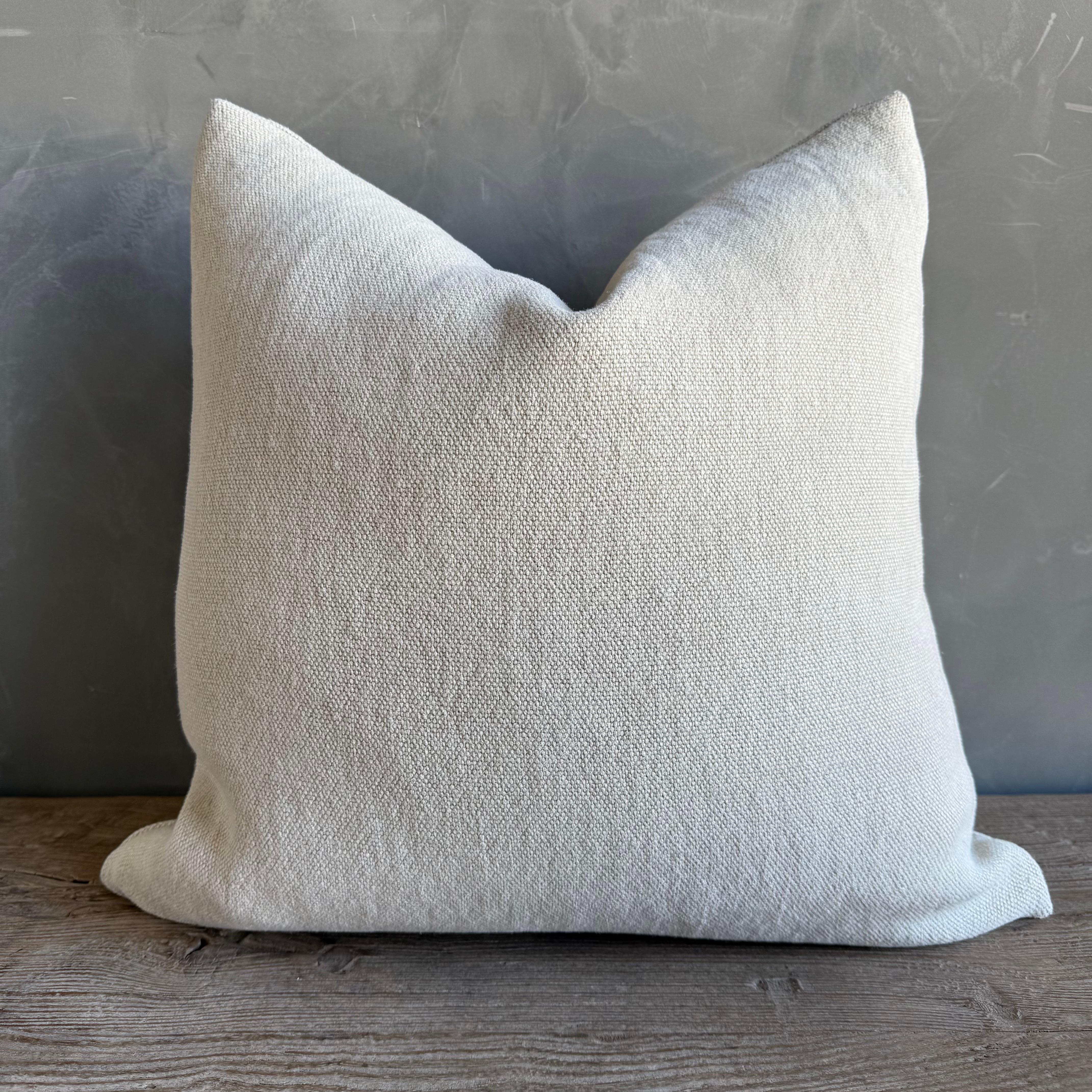 Cuscino in 100% pura canapa con inserti in piuma d'oca
Questi cuscini di canapa sono estremamente lussuosi, pesanti e molto morbidi al tatto.
Abbiamo migliorato i nostri cuscini utilizzando una bellissima cerniera in metallo anticato e bordi