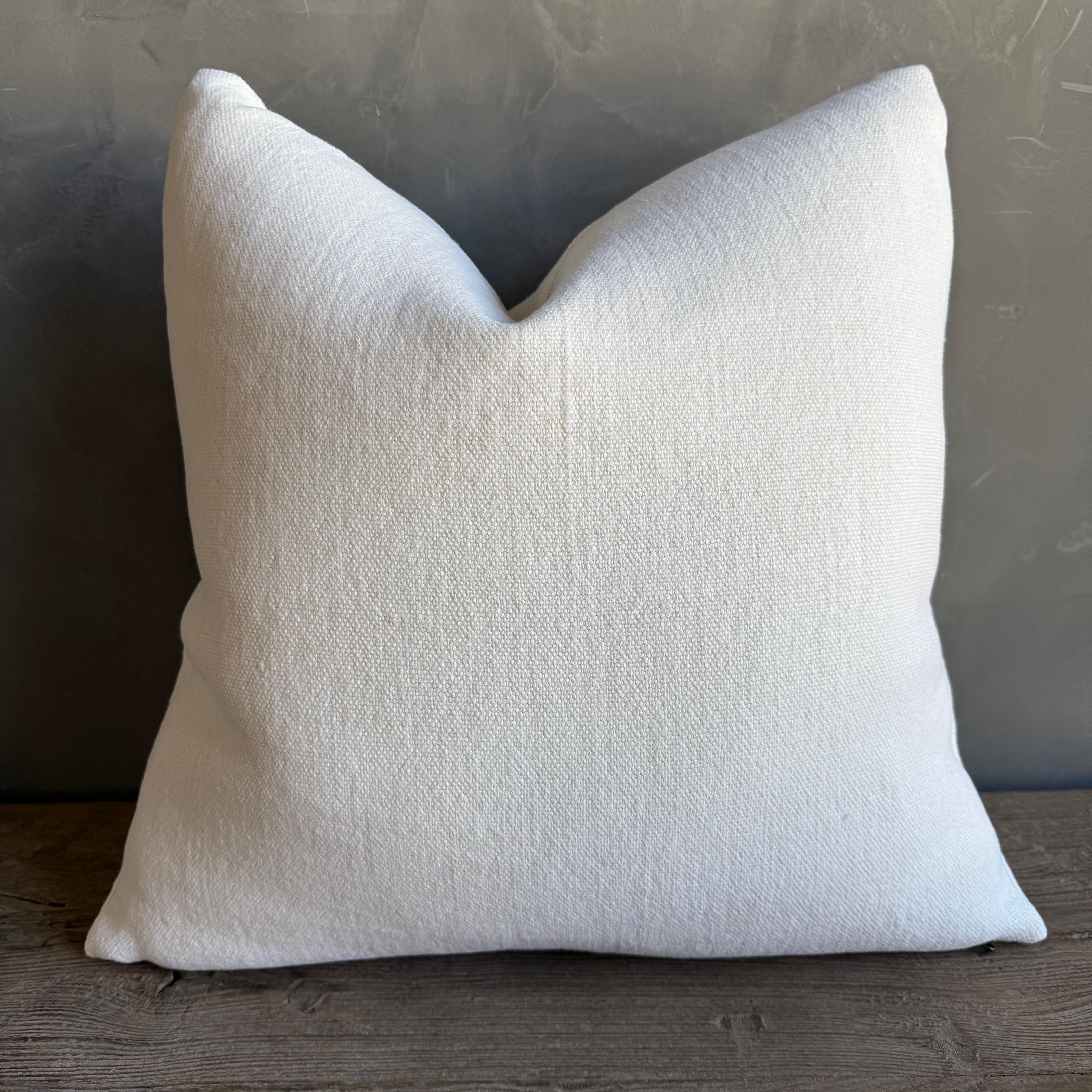 Almohada de cáñamo 100% puro con insertos de plumas de plumón
Estas almohadas de cáñamo son extremadamente lujosas, de gran peso y muy suaves al tacto.
Hemos mejorado nuestros cojines utilizando una bonita cremallera metálica de latón envejecido y