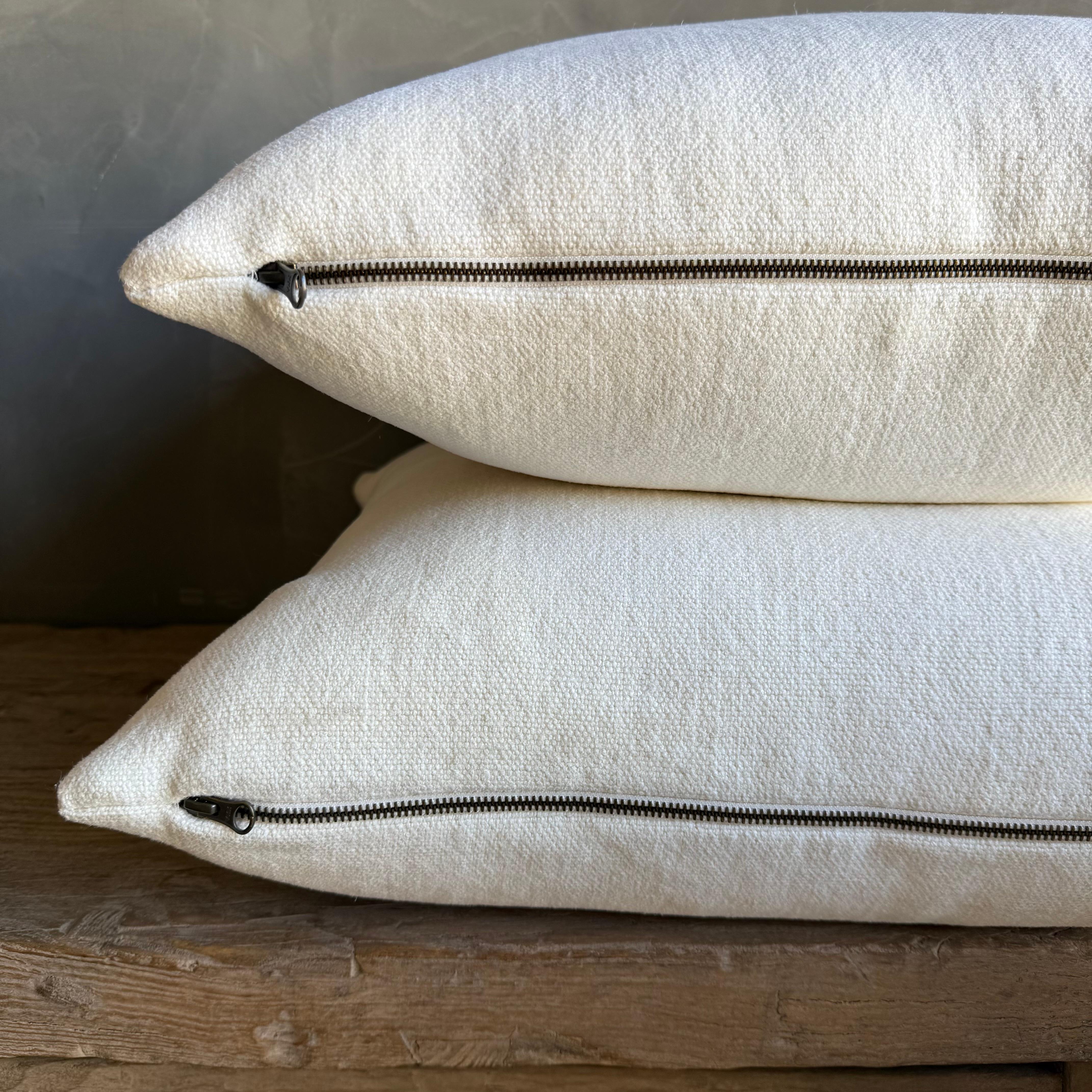 Almohada 100% cáñamo con inserto de plumón en blanco ostra en Nuevo estado para la venta en Old Town Orange, CA