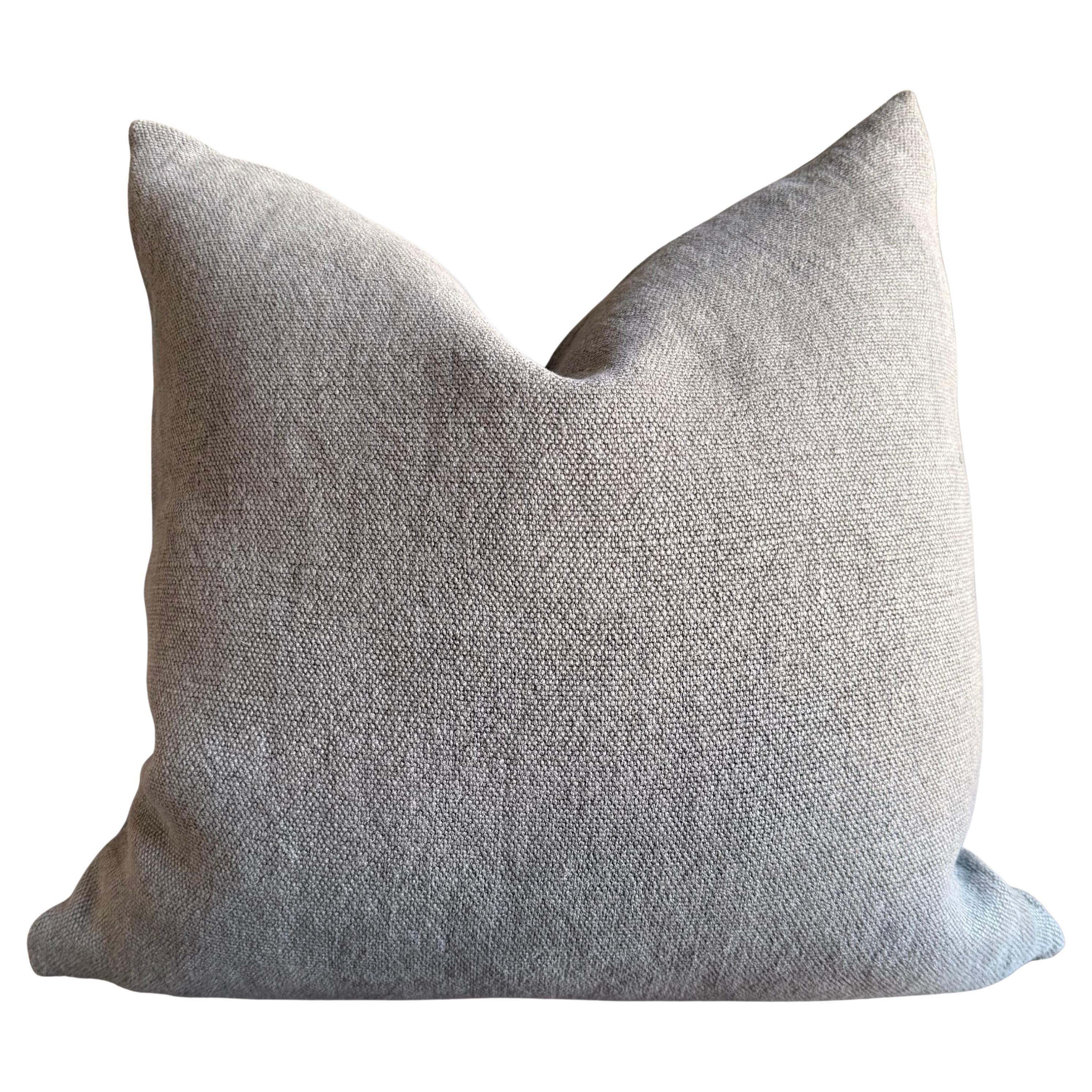Cuscino in 100% pura canapa con inserti in piuma d'oca
Questi cuscini di canapa sono estremamente lussuosi, pesanti e molto morbidi al tatto.
Abbiamo migliorato i nostri cuscini utilizzando una bellissima cerniera in metallo anticato e bordi