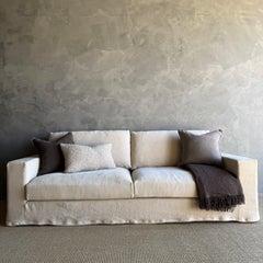 Divano a bracci quadrati rivestito in 100% Hempe con cuscini in piuma d'oca