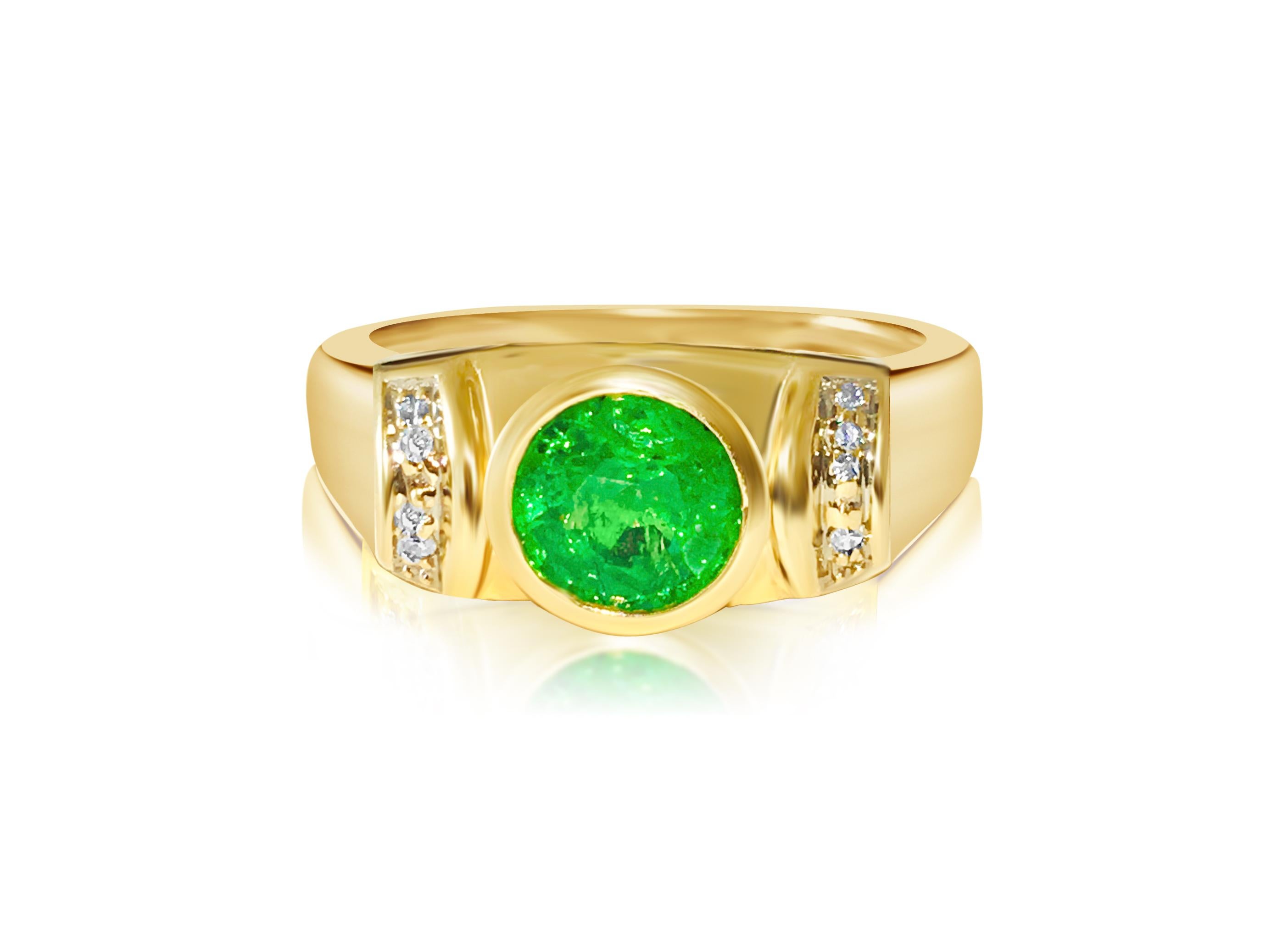 100% Natural Emerald & Diamond Ring in 14kt Gold In Excellent Condition For Sale In Miami, FL