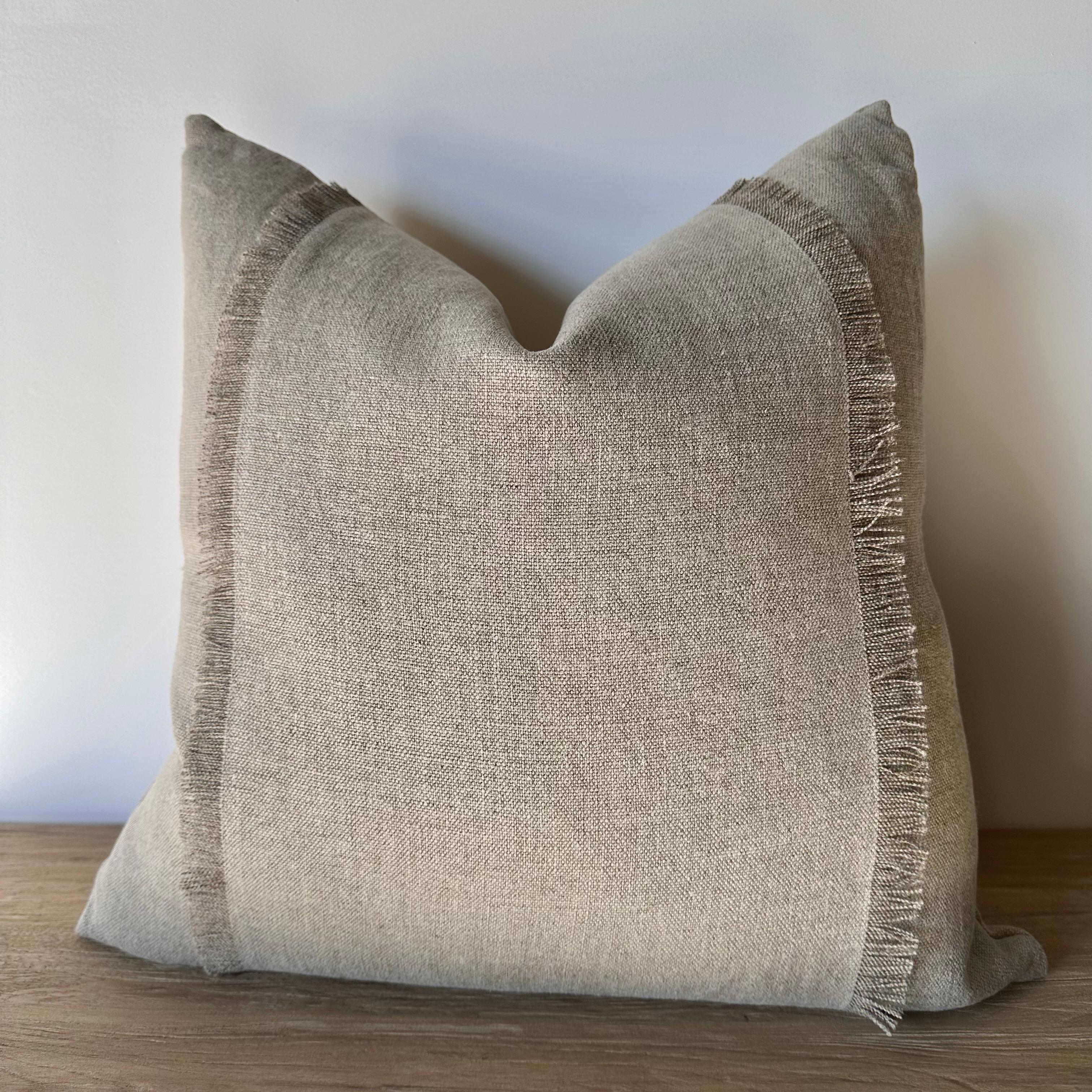 Uno splendido lino stonewashed
Cucito con una chiusura a cerniera in ottone e cuciture overlock, questo cuscino in lino naturale ha una texture di lino nuvoloso. Un cuscino d'accento perfetto per integrarsi perfettamente nel tuo