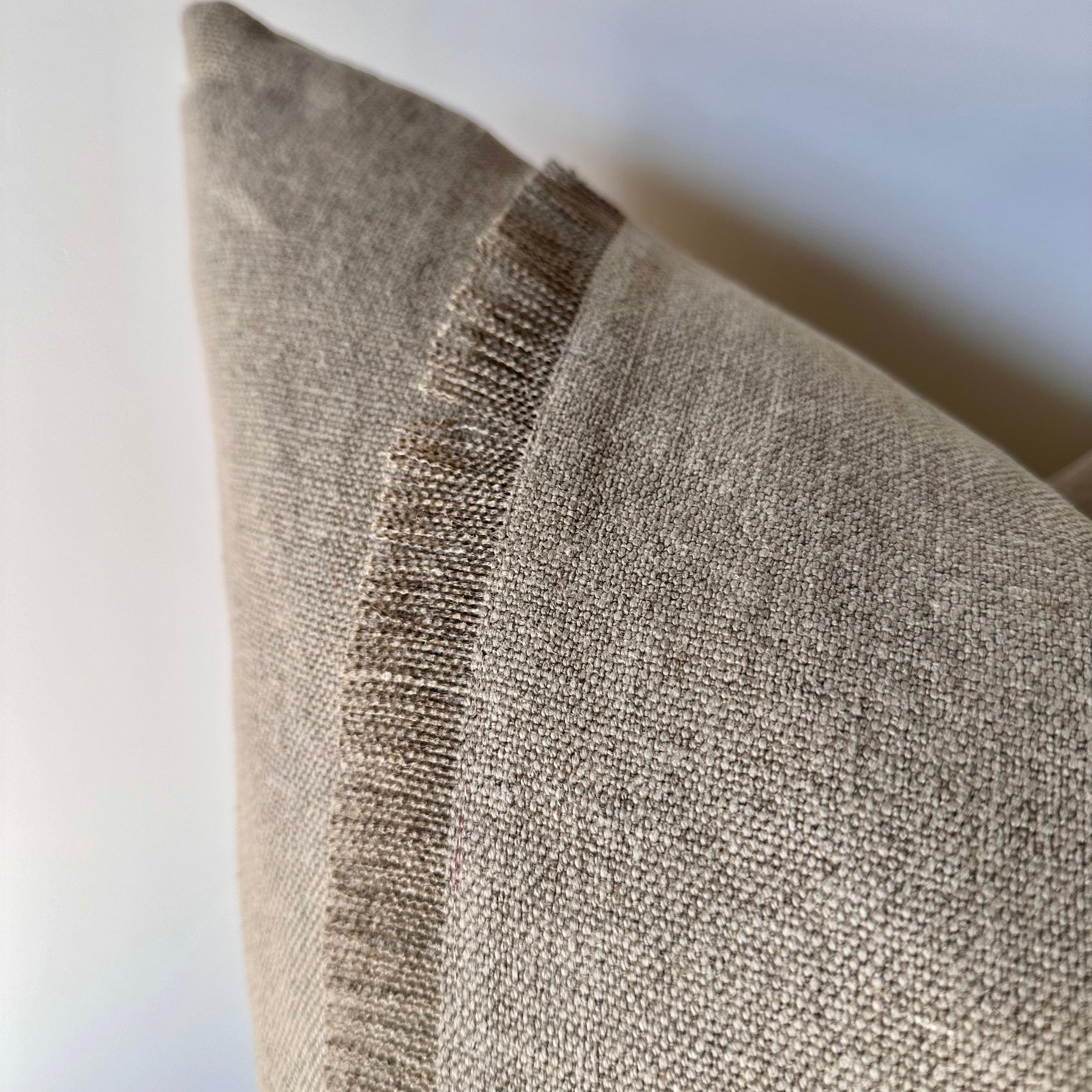 Organico moderno Cuscino d'accento in 100% lino naturale con inserto in piuma d'oca. in vendita