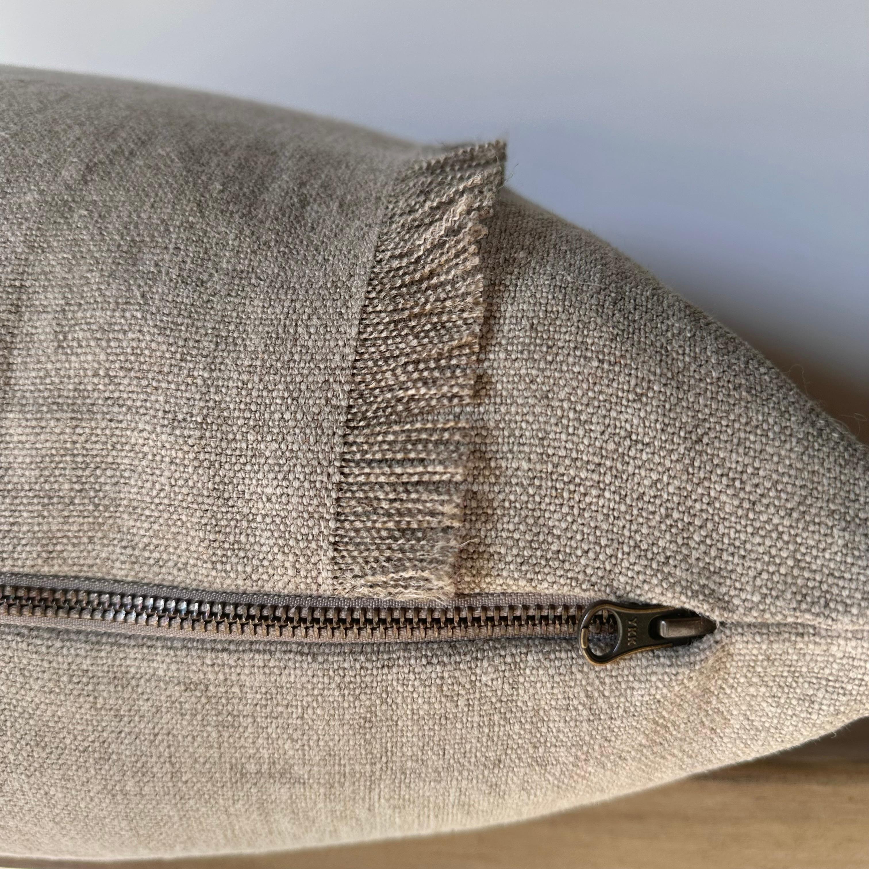XXI secolo e contemporaneo Cuscino d'accento in 100% lino naturale con inserto in piuma d'oca. in vendita