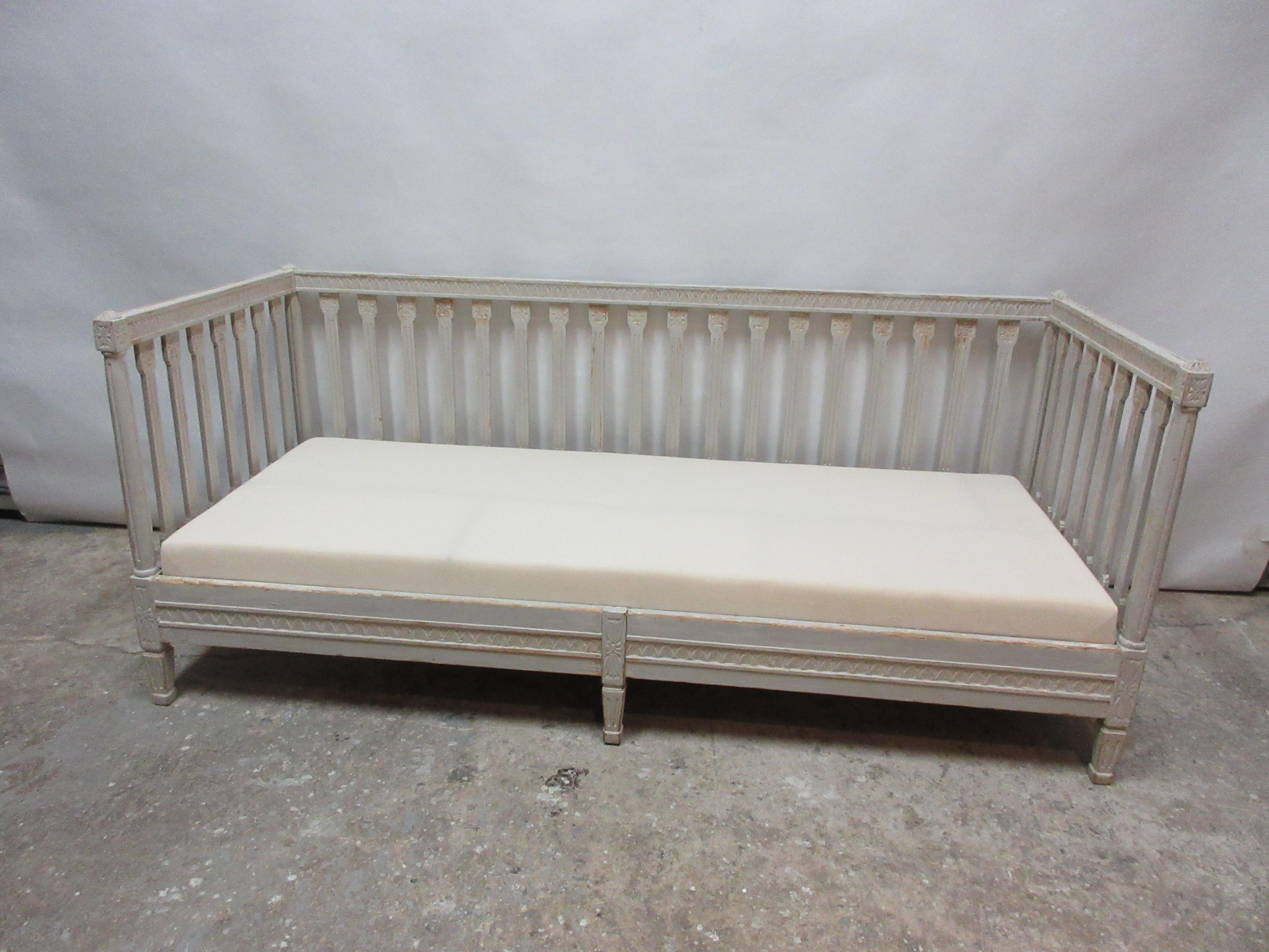 This is a 100% original painted Swedish Gustavian daybed. It has a new Muslin seat made.