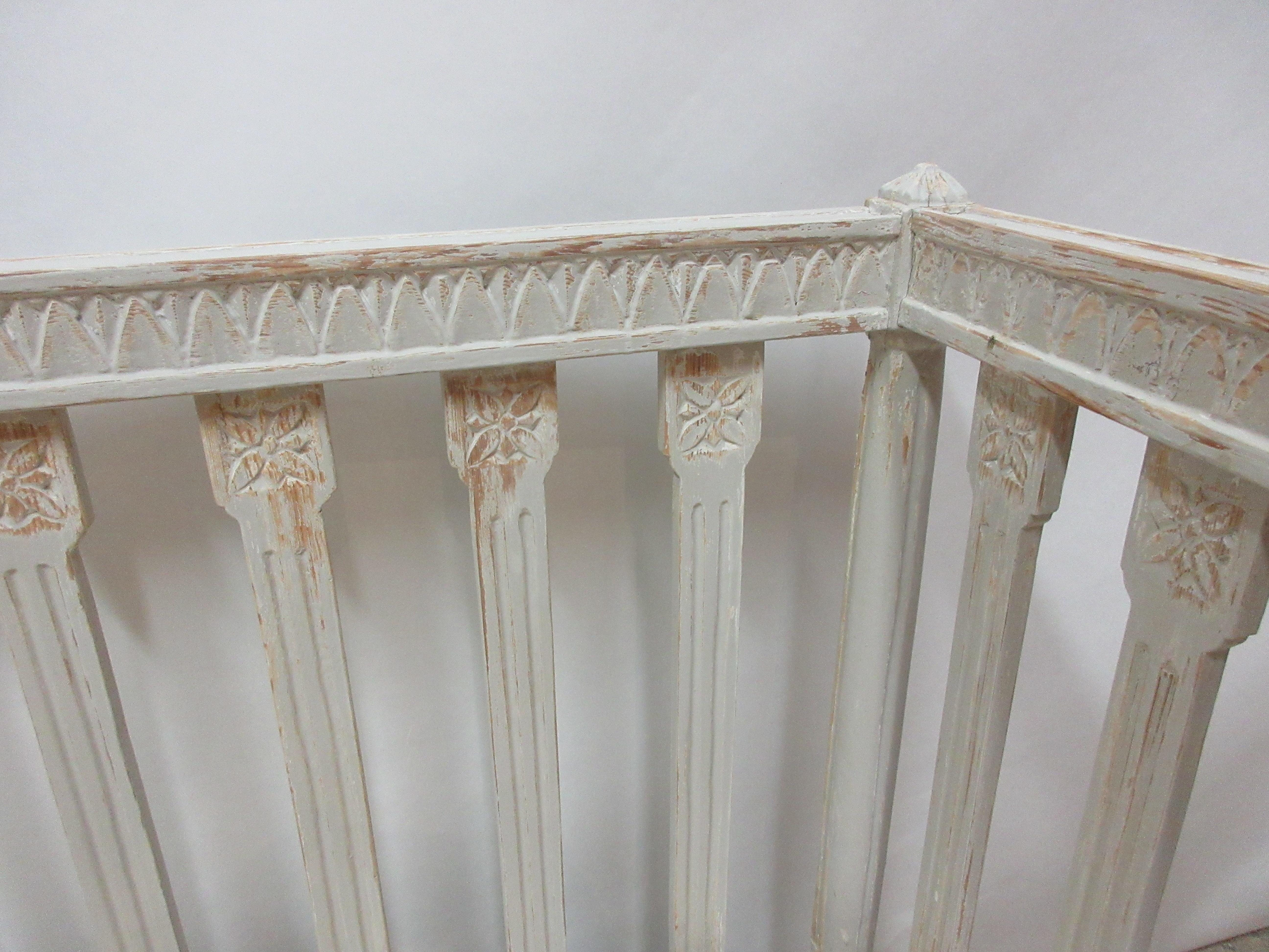 100% Original Painted Swedish Gustavian Daybed In Distressed Condition In Hollywood, FL
