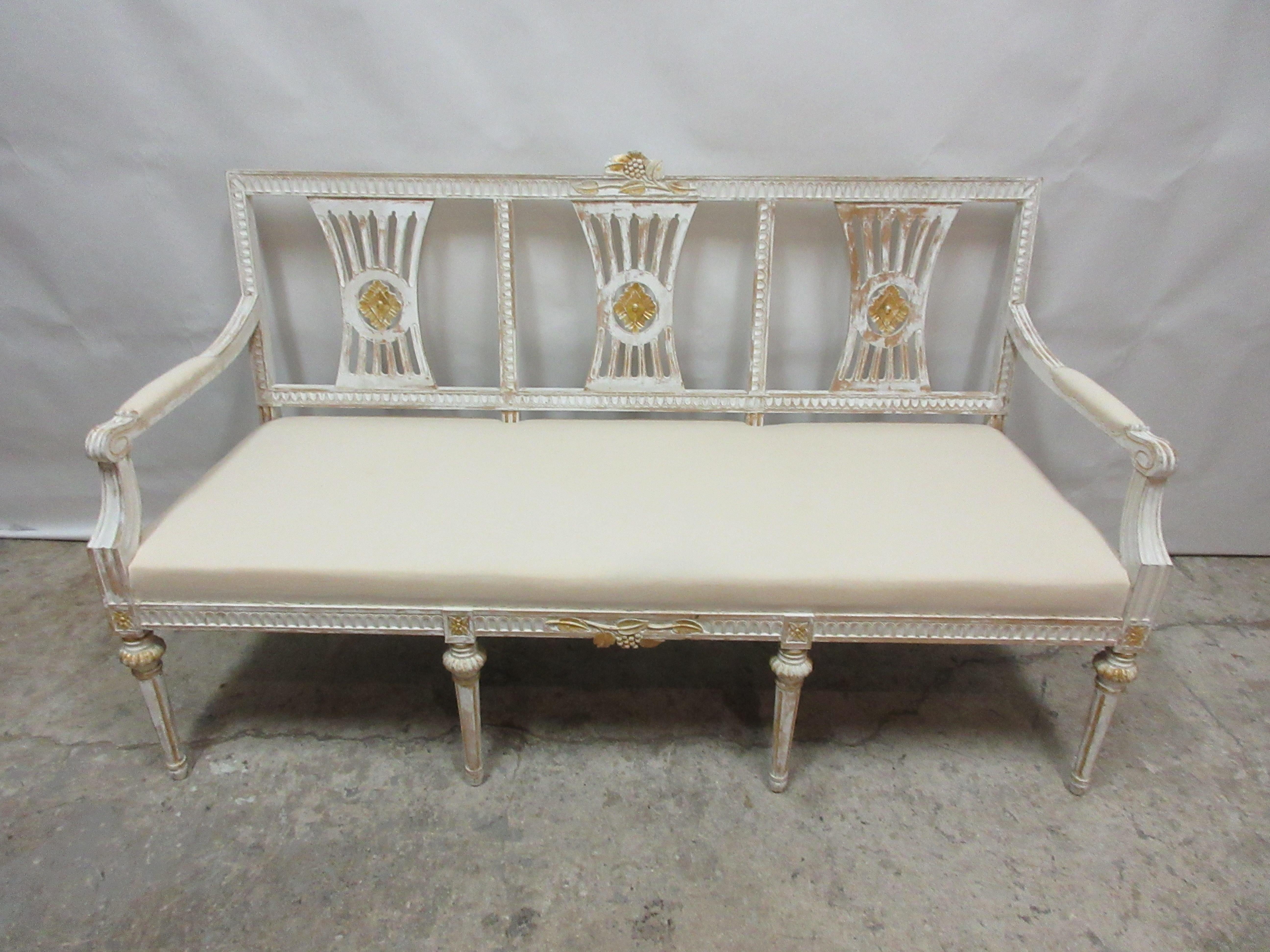 100% Original Painted Swedish Gustavian Settee In Good Condition For Sale In Hollywood, FL
