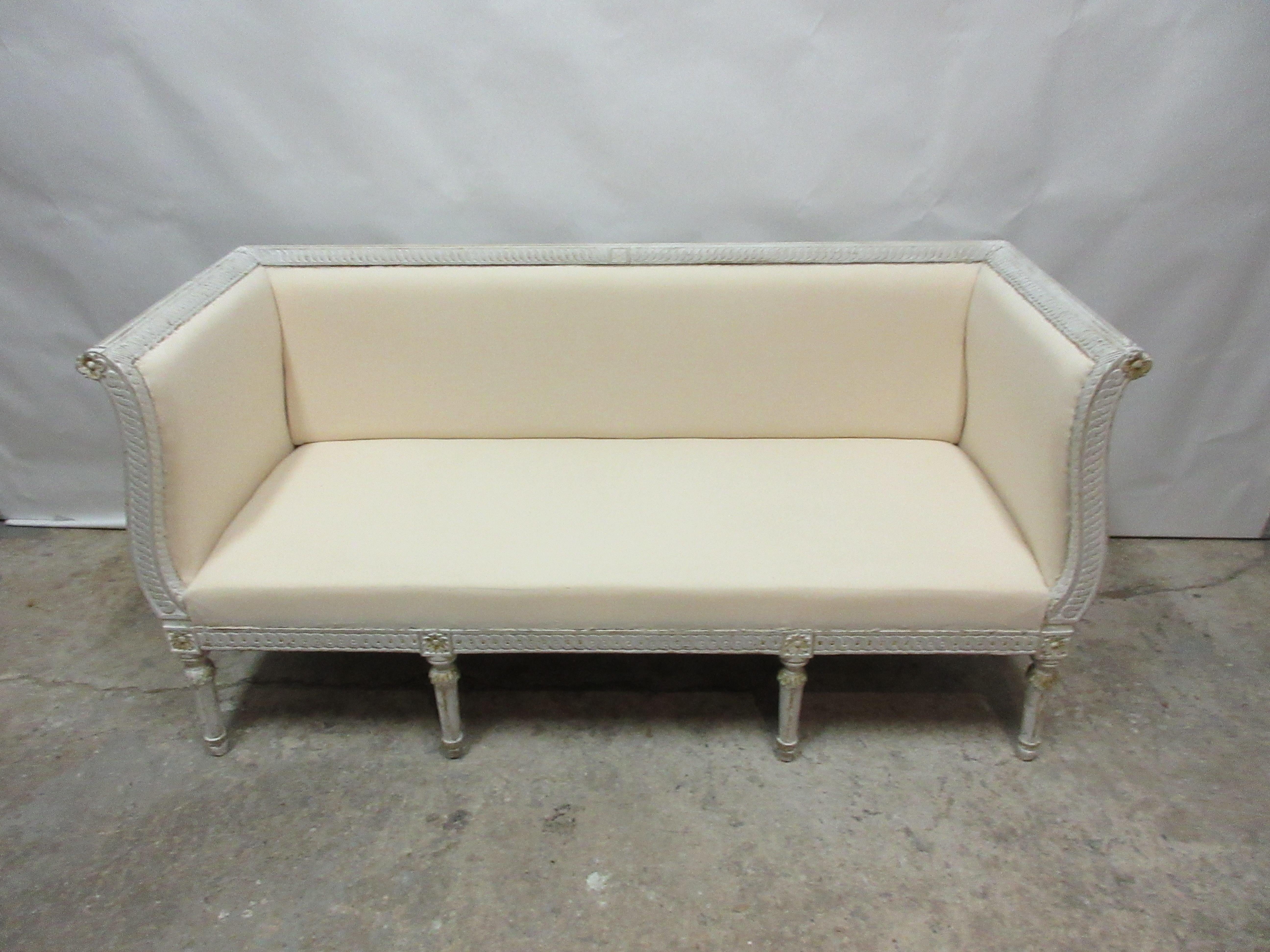 100% Original Painted Swedish Gustavian Sofa In Good Condition For Sale In Hollywood, FL