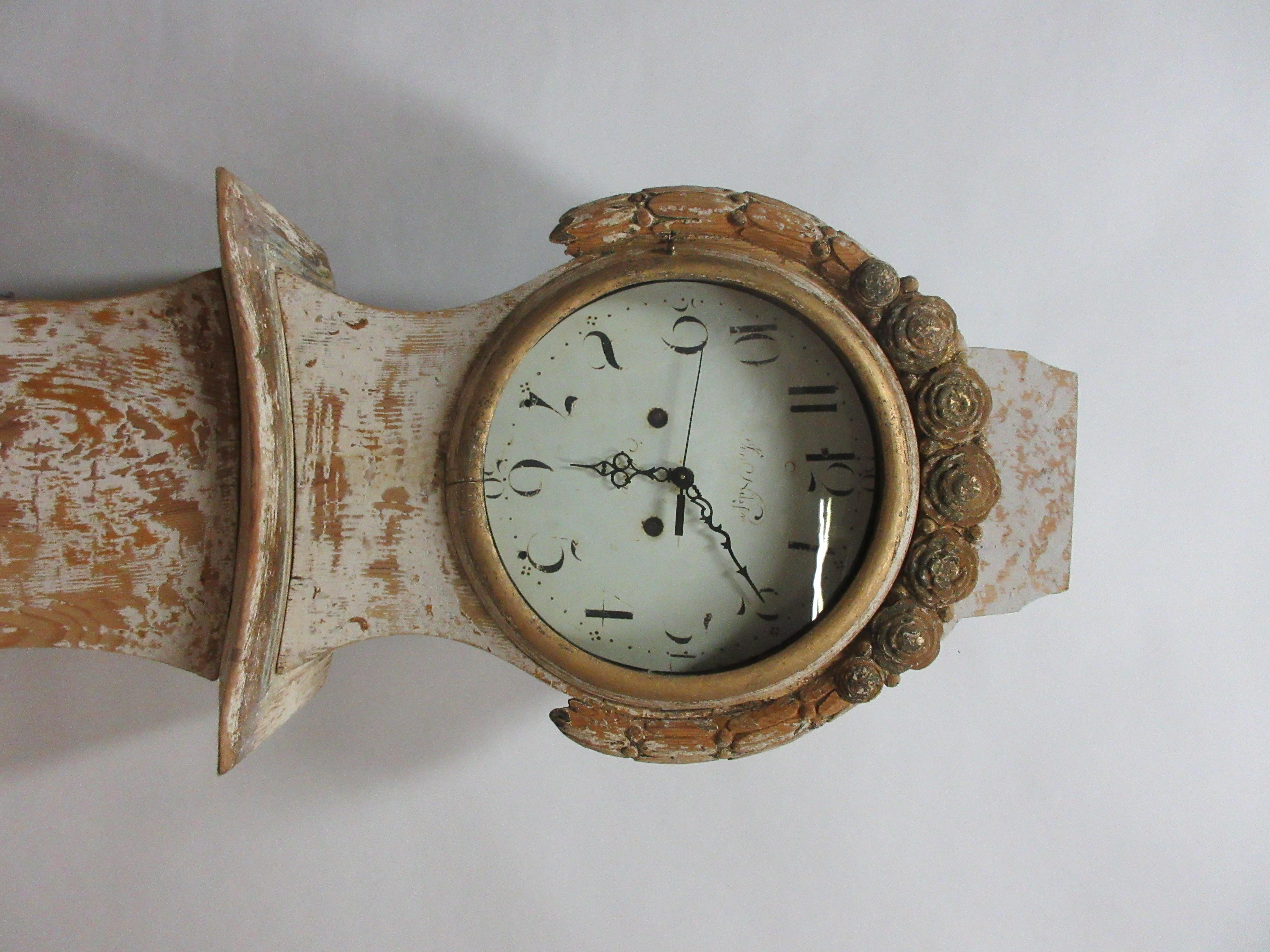 This is a 100% original painted Swedish mora clock. I have installed New battery works. the Original works are offered with this clock but they do not work.