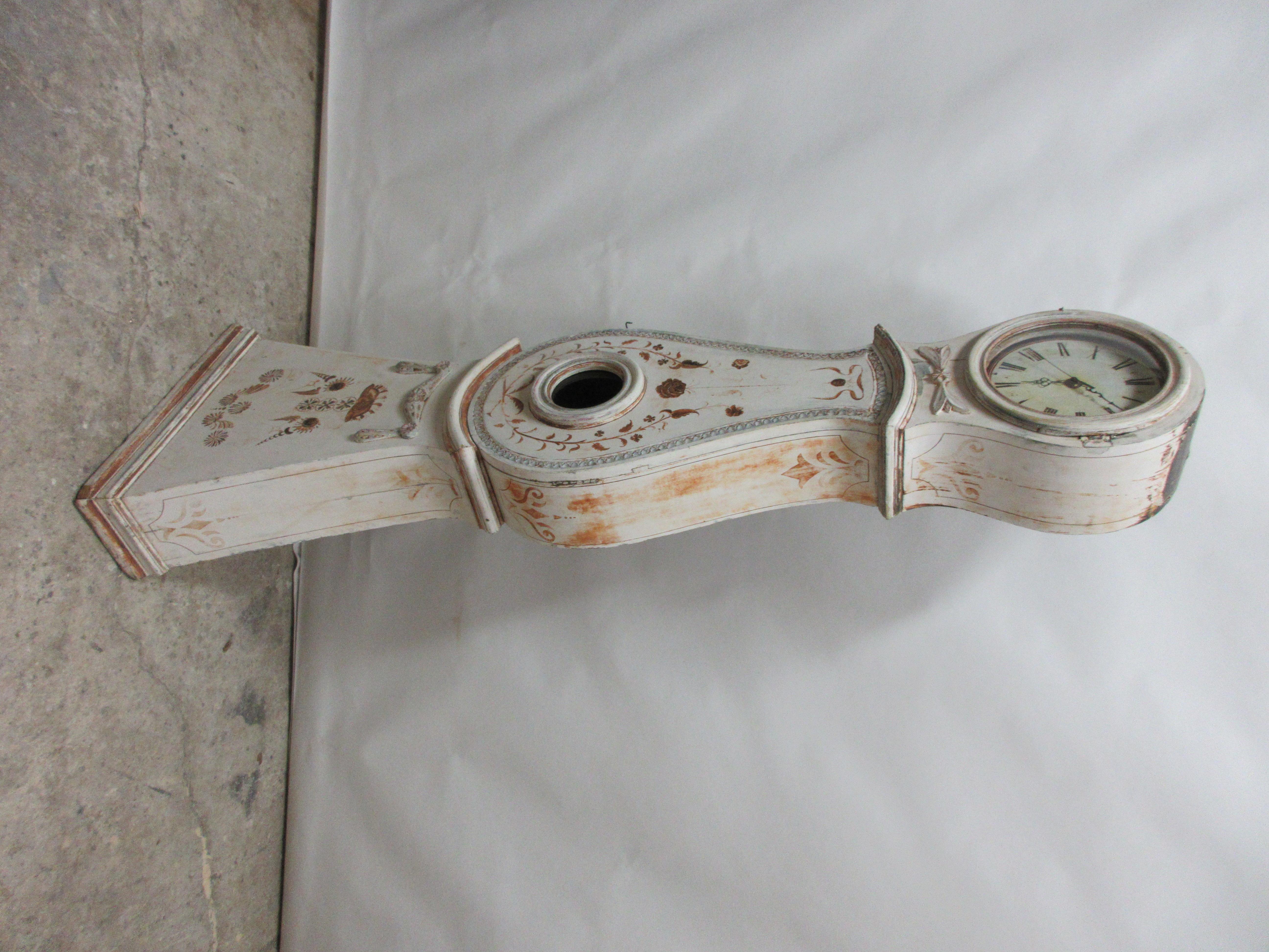 This 100% original painted Swedish Mora clock was found at an Estate Auction in Alfta, Sweden. New Battery works and a reproduction face have been installed, the original works and face are offered with this clock, but it does not work!