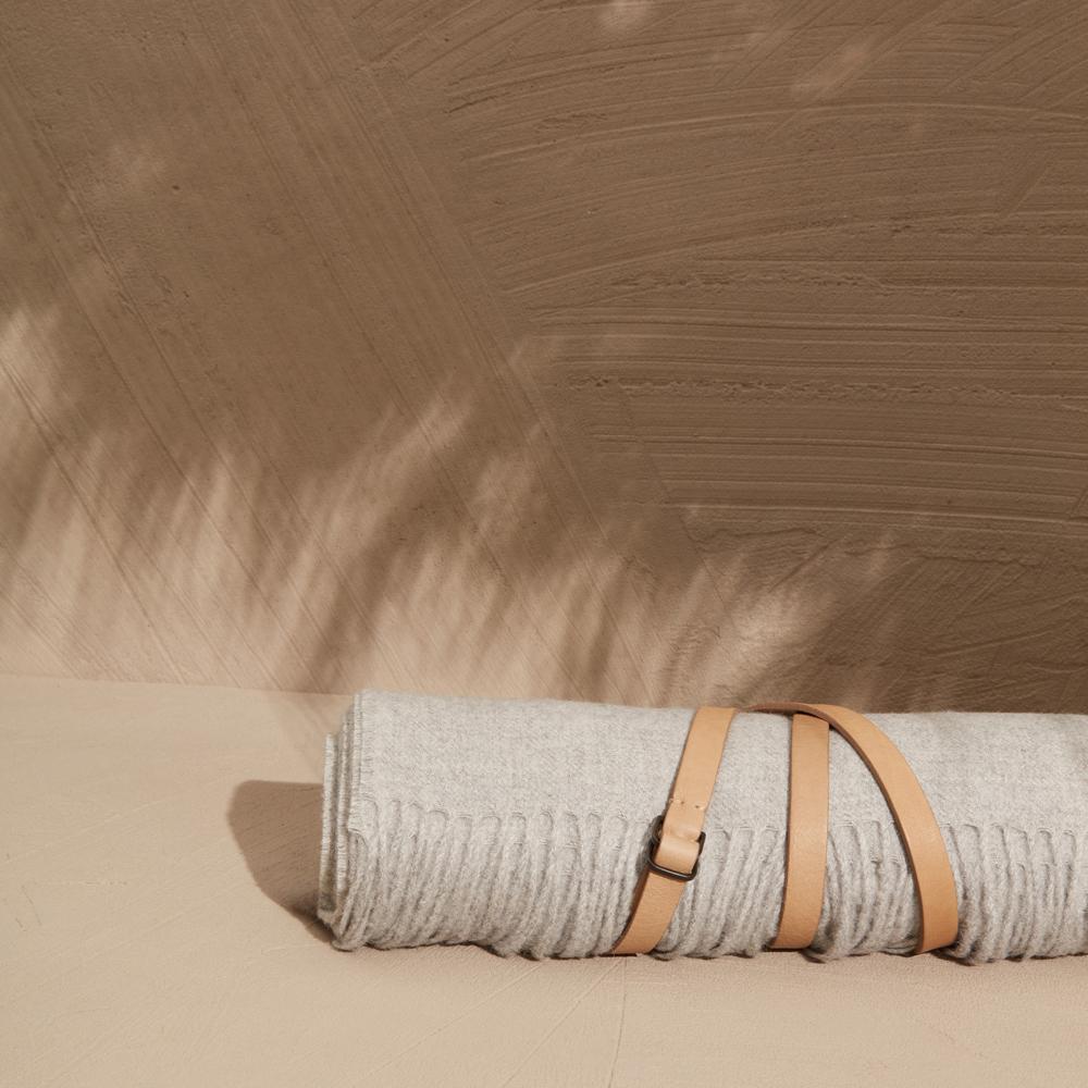 XXI secolo e contemporaneo 100% Peruvian Royal Baby Alpaca-Dimma Grey Throw di Fells/Andes in vendita
