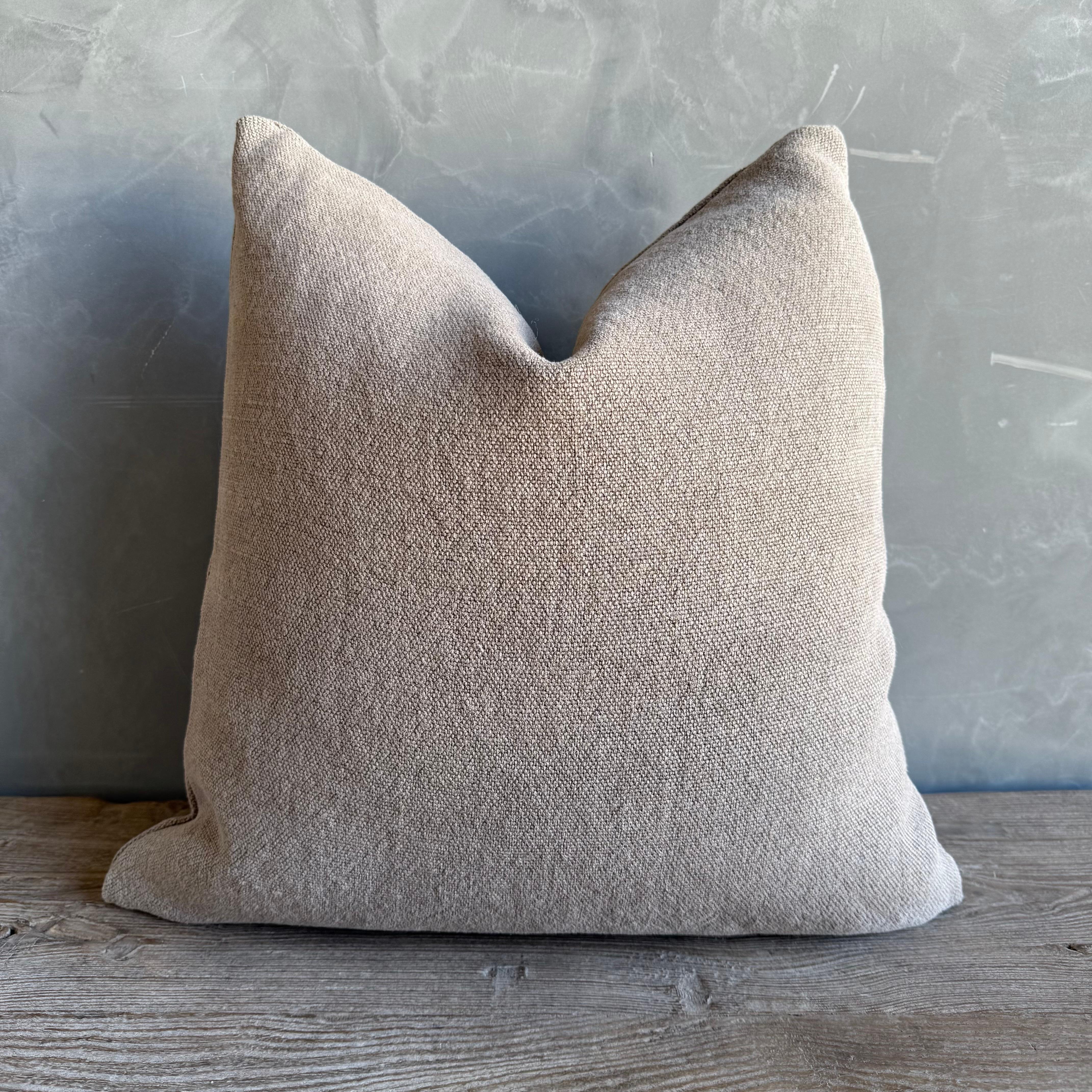 Cuscino in 100% pura canapa con inserti in piuma d'oca
Questi cuscini di canapa sono estremamente lussuosi, pesanti e molto morbidi al tatto.
Abbiamo migliorato i nostri cuscini utilizzando una bellissima cerniera in metallo anticato e bordi