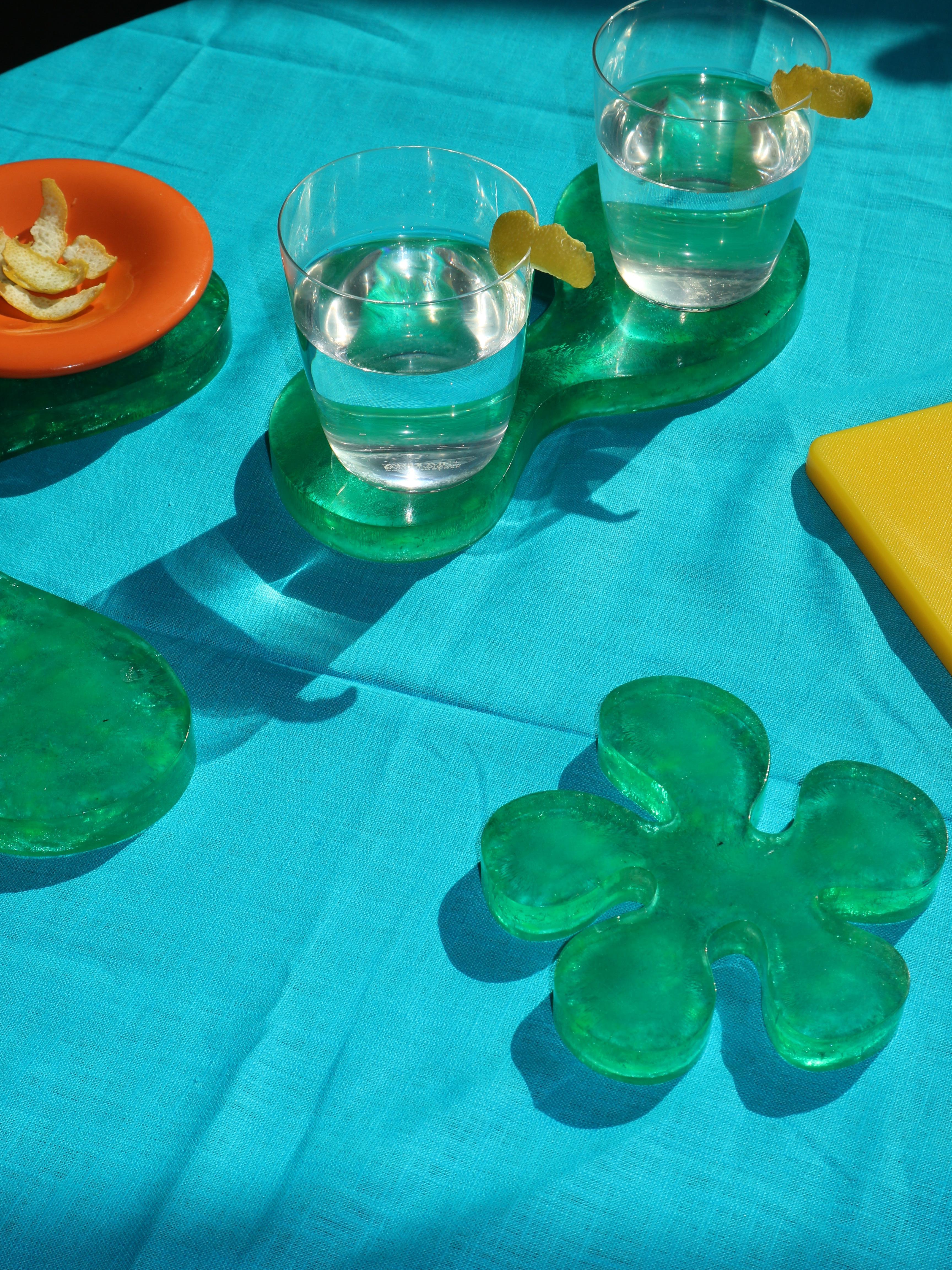 Cette version en édition limitée de notre sous-verre Fleur Objet le plus vendu remplace le liège par du Polygood®, un matériau de surface durable fabriqué à partir de plastique 100 % recyclé, y compris de vieux boîtiers de CD et d'autres plastiques
