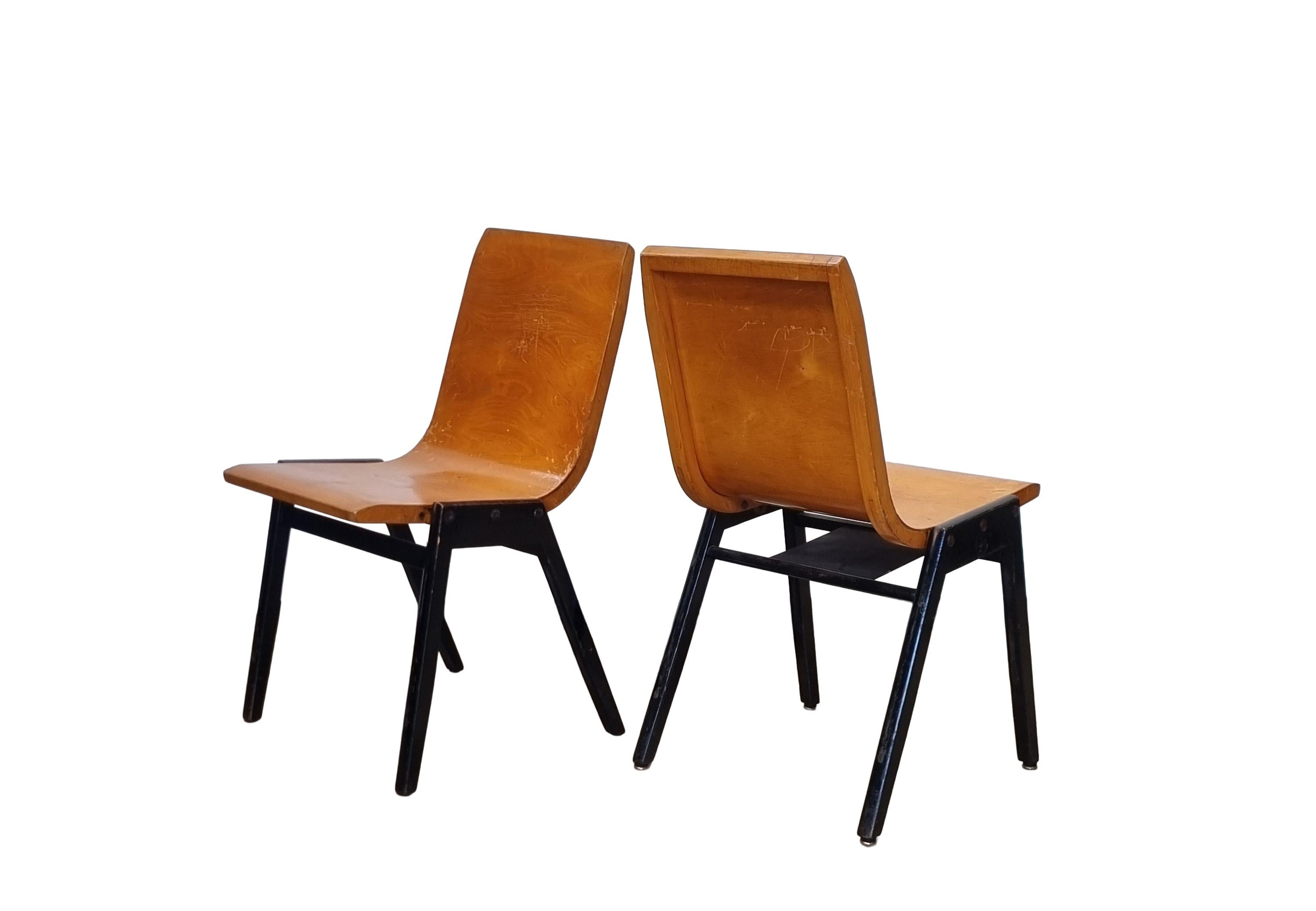 100+ Roland Rainer Stapelstühle - Wiener Stadthalle, 1952 - Gebogenes Sperrholz & A-Rahmen aus Holz

Außergewöhnlicher Fund: ein zusammenhängendes Konvolut von mehr als 100 Original-Stapelstühlen von Roland Rainer (ca. 1952), die für die Wiener