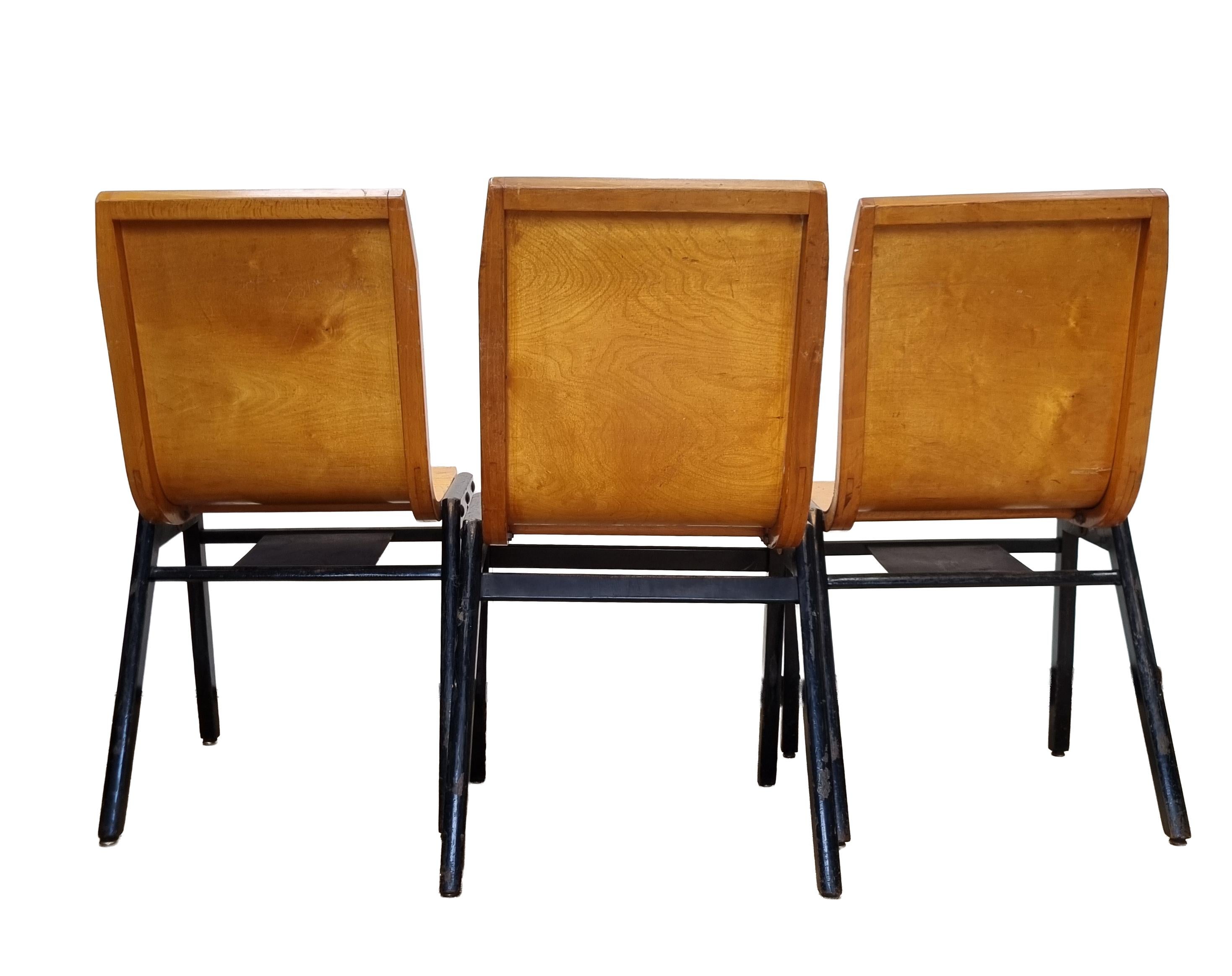100+ Roland Rainer Stapelstühle - Wiener Stadthalle, 1952 - Gebogenes Sperrholz & Wo (Moderne der Mitte des Jahrhunderts) im Angebot