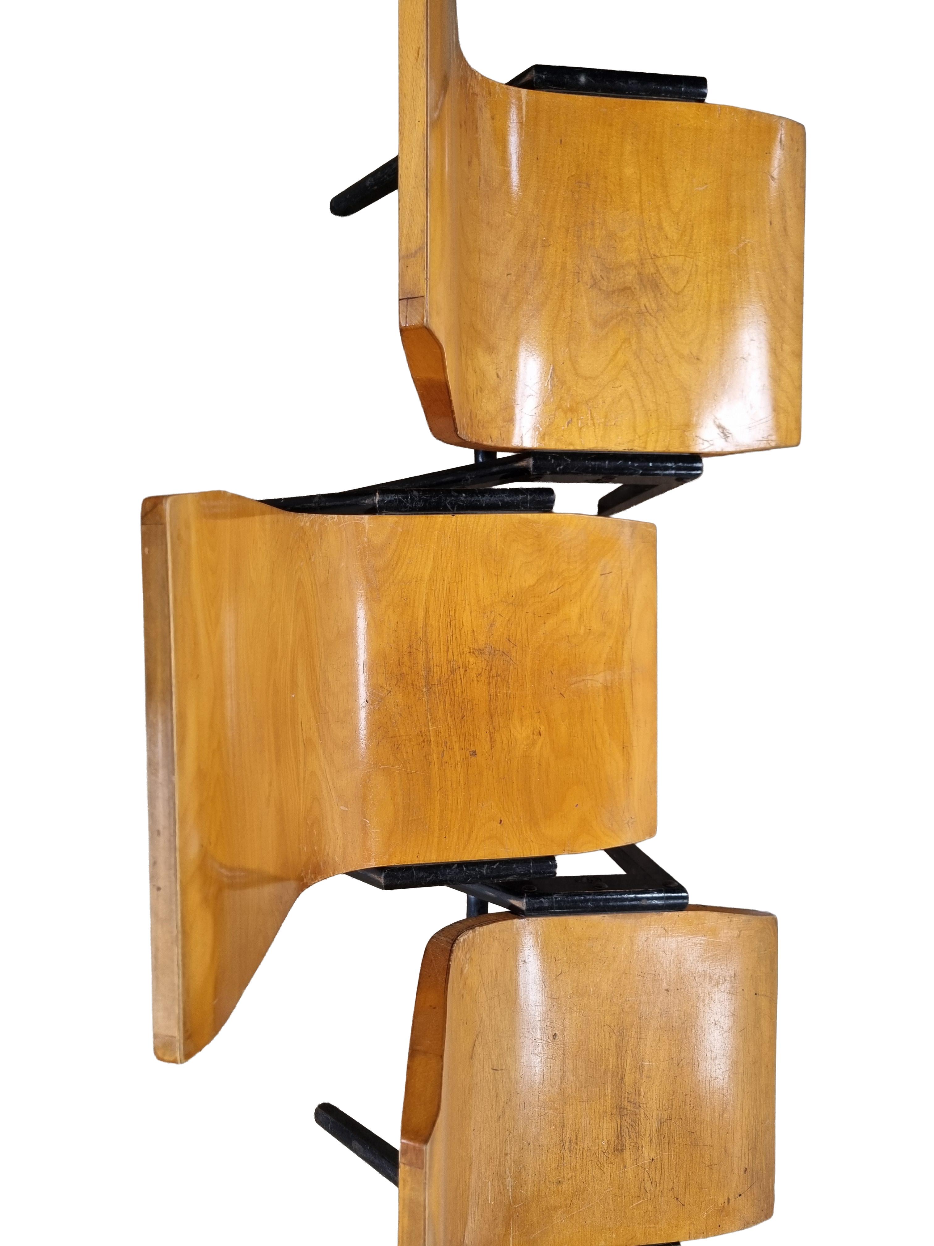 100+ Roland Rainer Stapelstühle - Wiener Stadthalle, 1952 - Gebogenes Sperrholz & Wo im Zustand „Gut“ im Angebot in Boven Leeuwen, NL