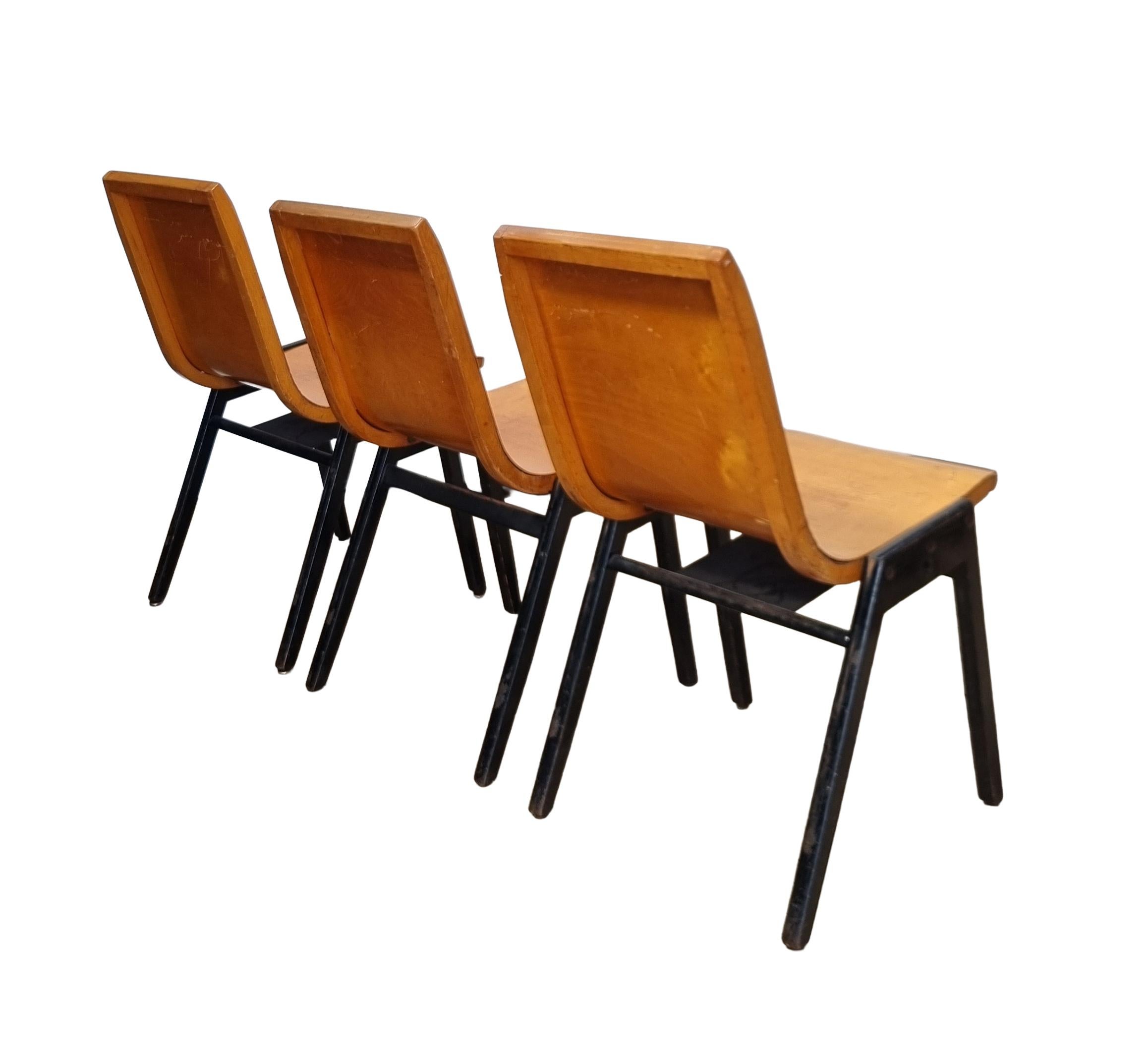 100+ Roland Rainer Stapelstühle - Wiener Stadthalle, 1952 - Gebogenes Sperrholz & Wo (Mitte des 20. Jahrhunderts) im Angebot