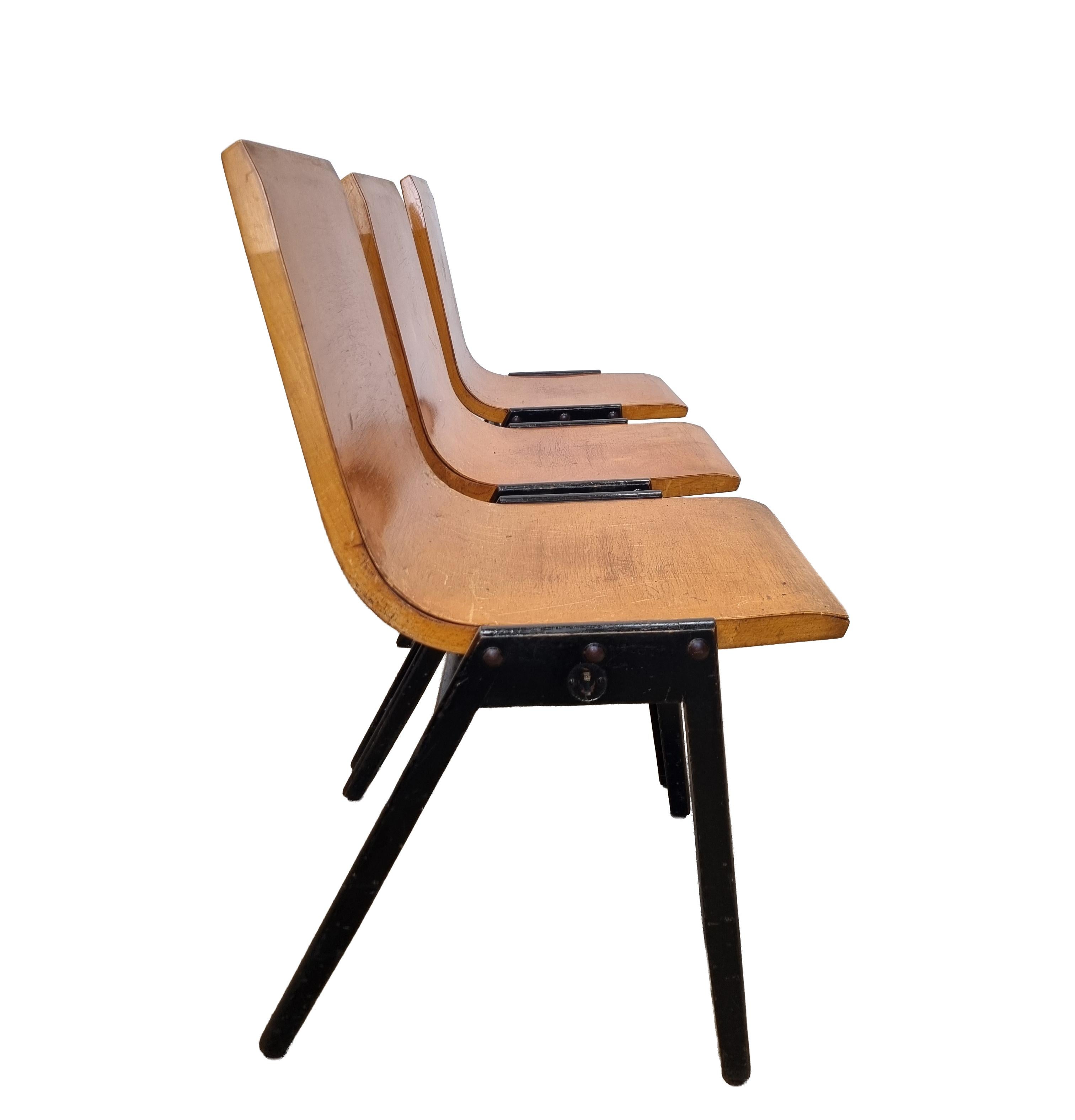 100+ Roland Rainer Stapelstühle - Wiener Stadthalle, 1952 - Gebogenes Sperrholz & Wo (Holz) im Angebot