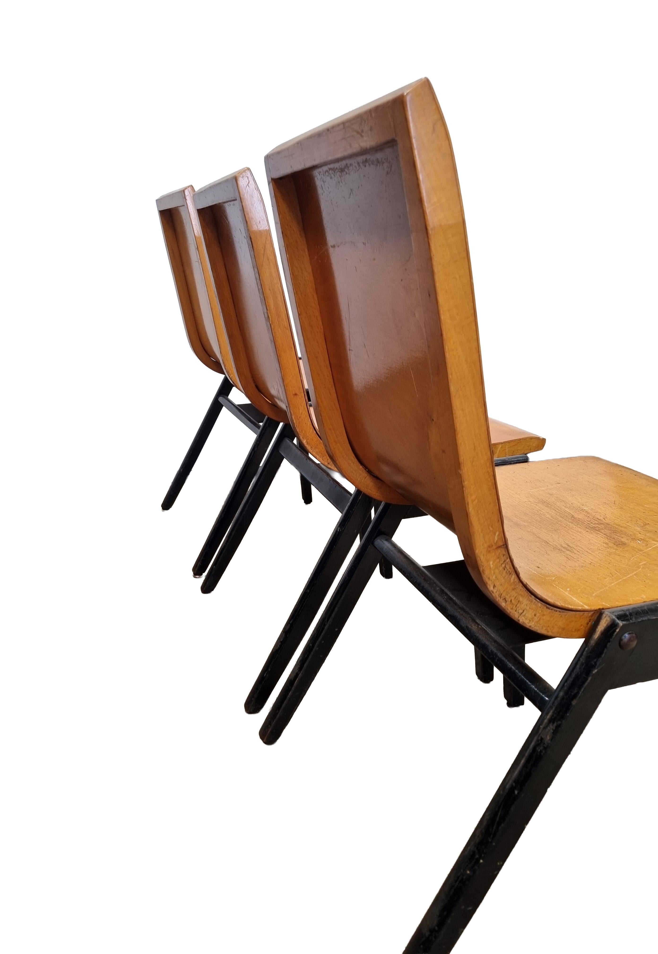 100+ Roland Rainer Stapelstühle - Wiener Stadthalle, 1952 - Gebogenes Sperrholz & Wo im Angebot 1