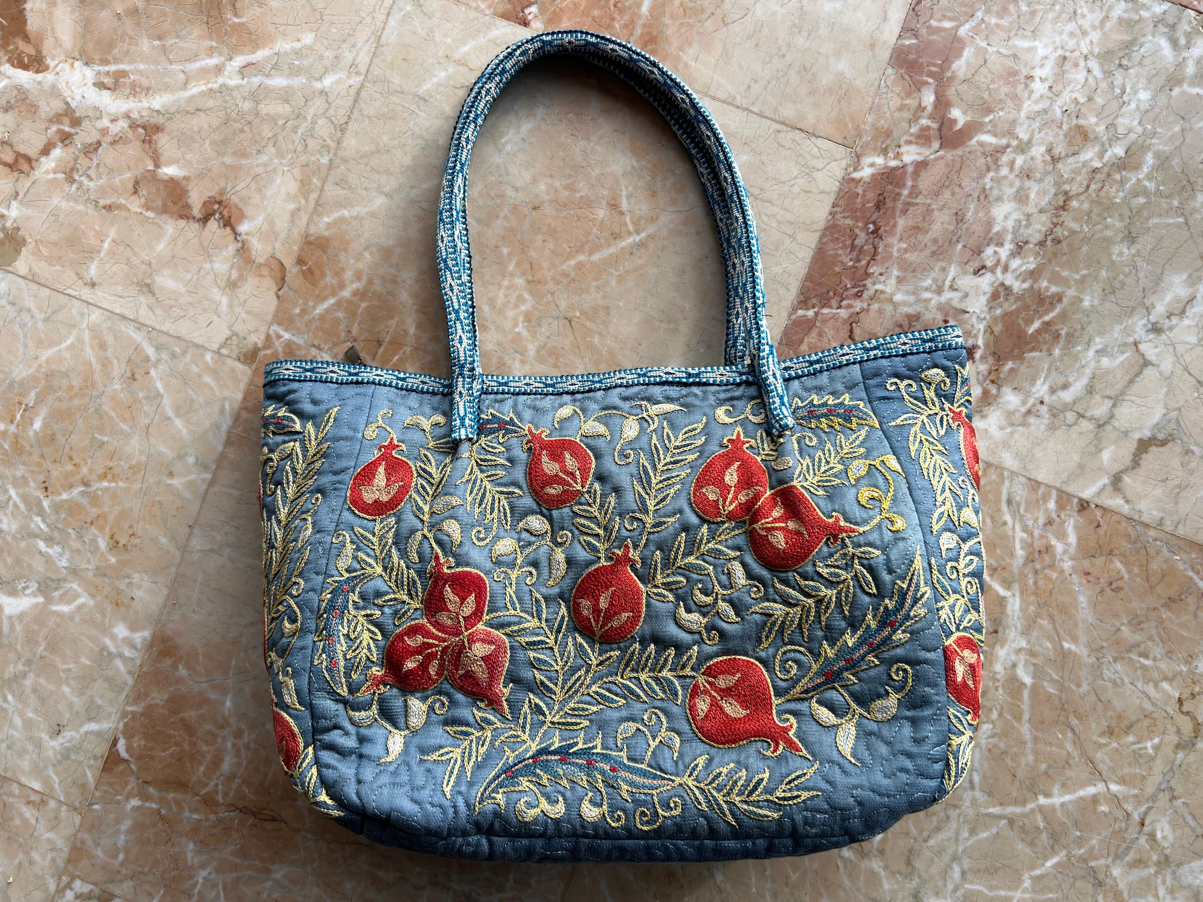 100% Silk Luxury Hand Embroidered Suzani Handbag. Hobo Bag, Tote Bag, Bucket Bag In New Condition For Sale In Spring Valley, NY