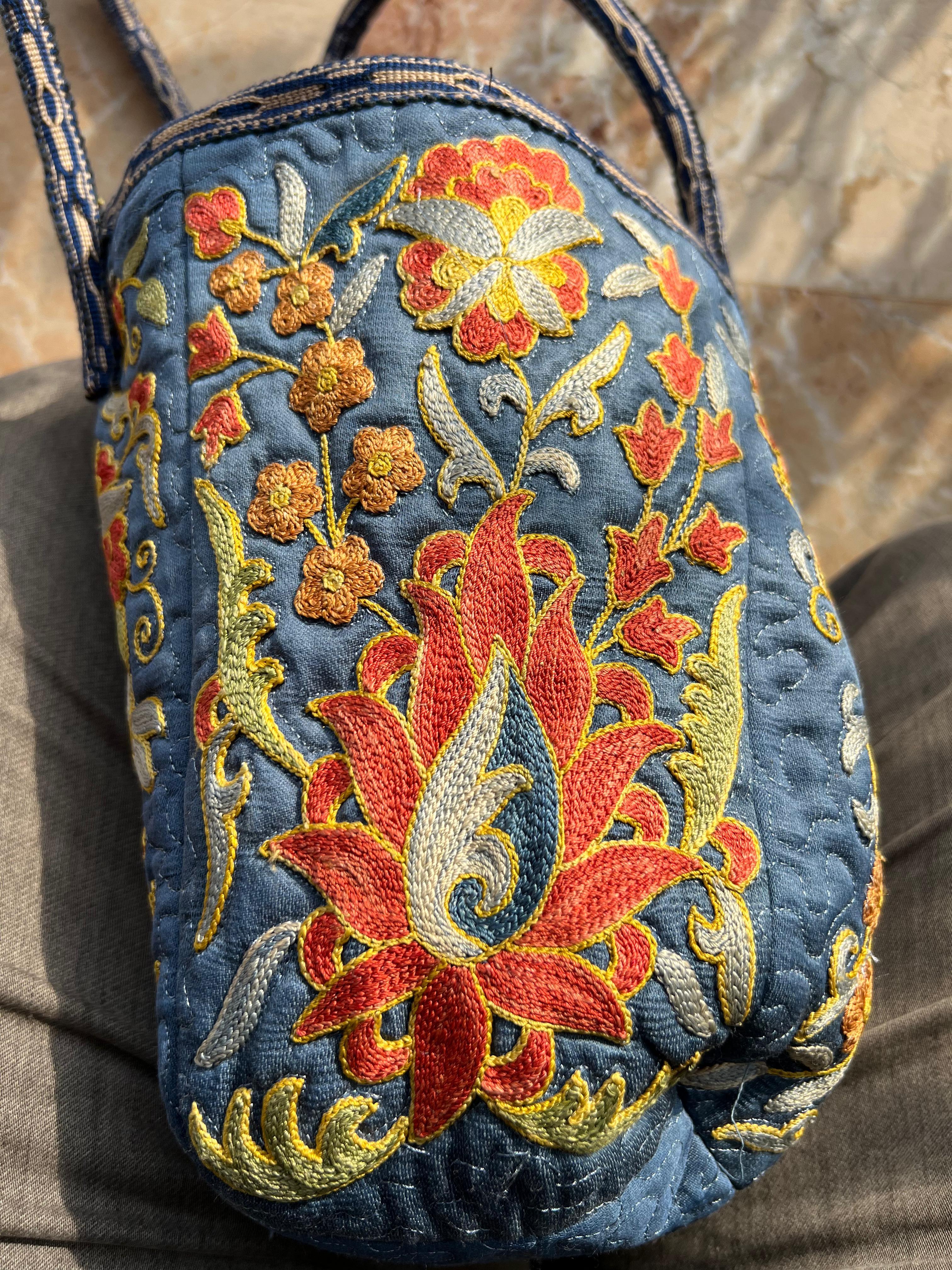 100% Seide Luxus bestickte Suzani Handtasche. Hobo Tote Bucket Bag, Tragetasche (Zentralasiatisch) im Angebot