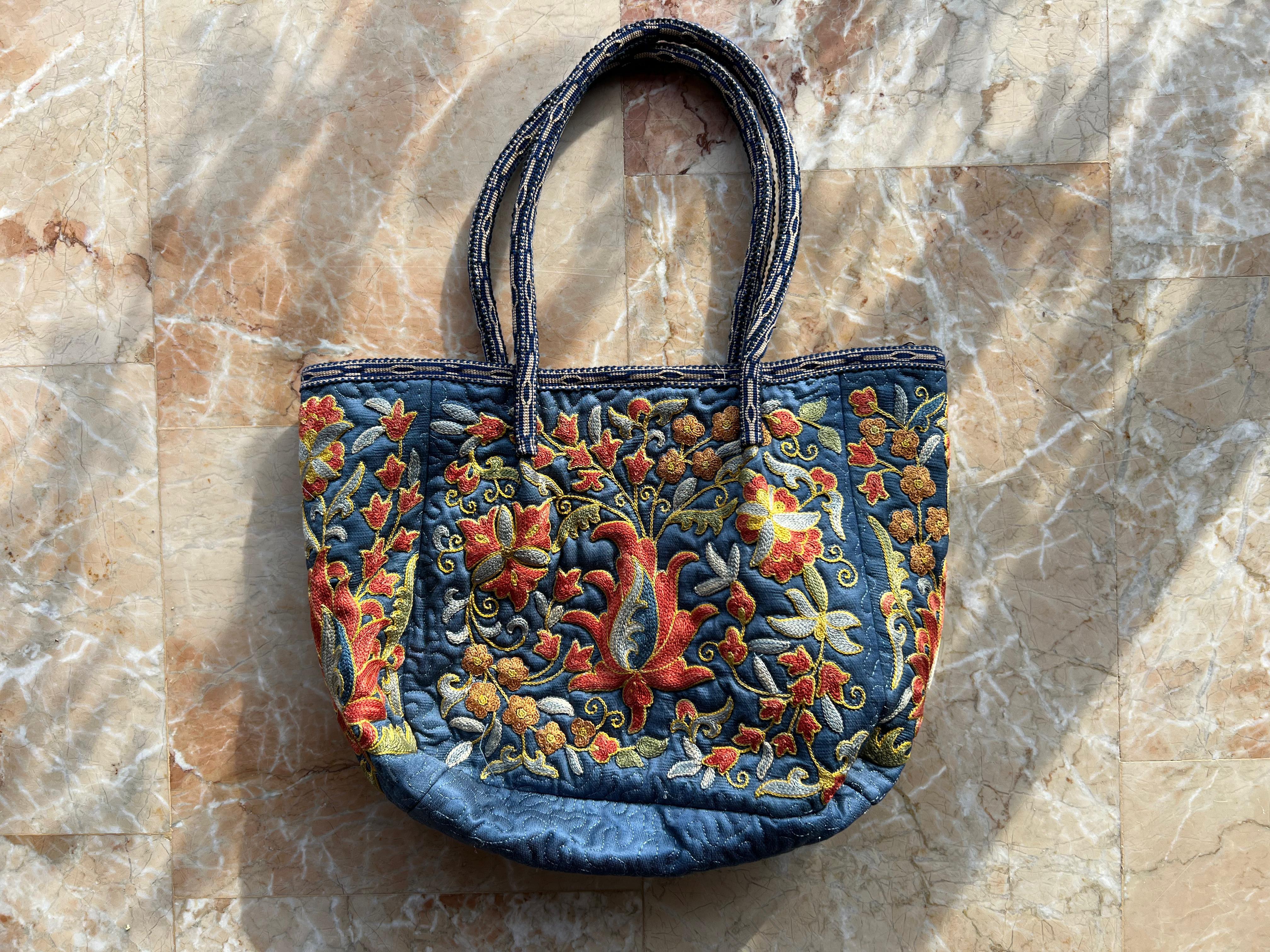 100% Seide Luxus bestickte Suzani Handtasche. Hobo Tote Bucket Bag, Tragetasche im Zustand „Neu“ im Angebot in Spring Valley, NY
