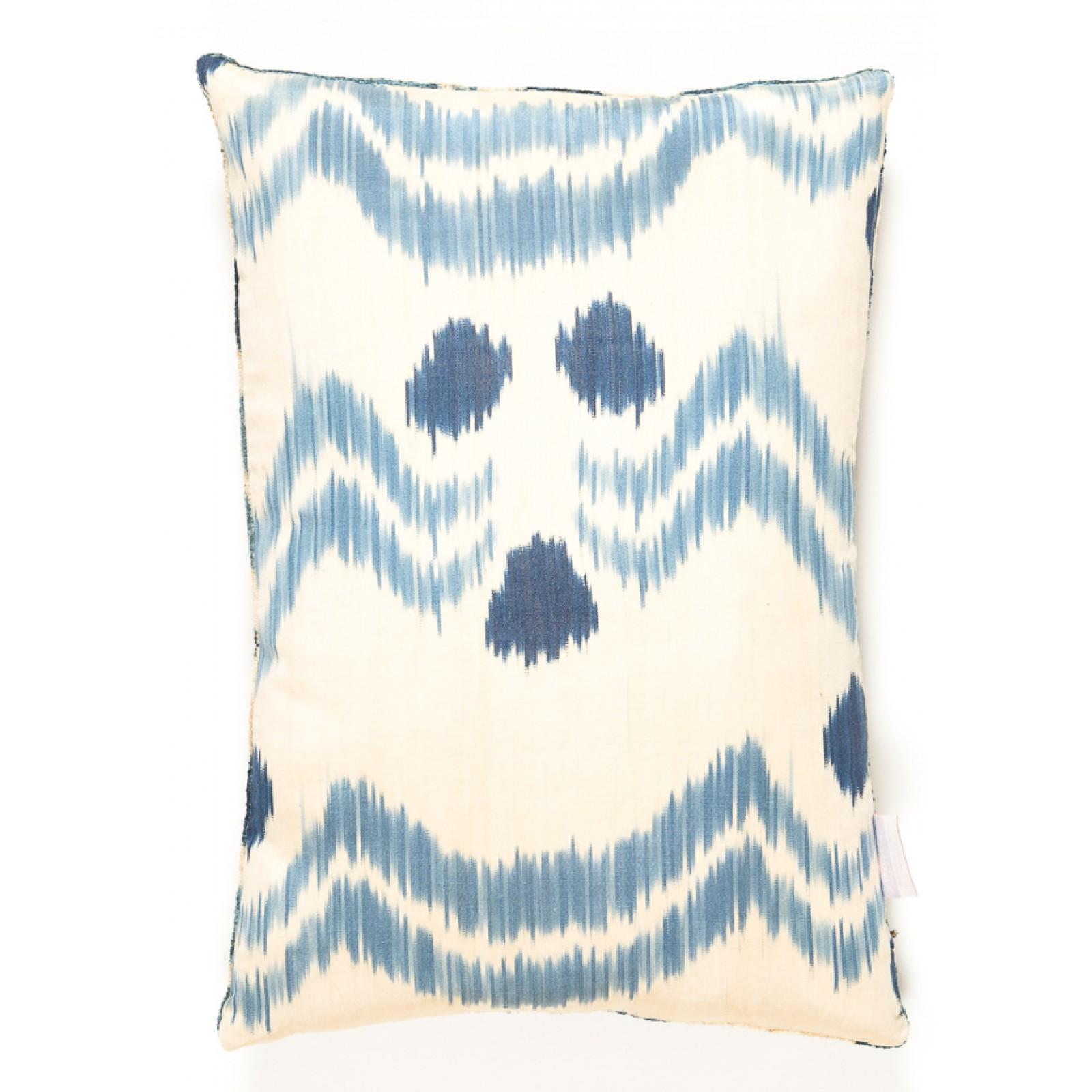 Coussins en velours ikat au design riche et de grande qualité, soigneusement fabriqués un par un en Ouzbékistan, en Asie centrale.

Une face est en velours de soie tissé à la main (velours) et l'autre face est en tissu de soie tissé à la main