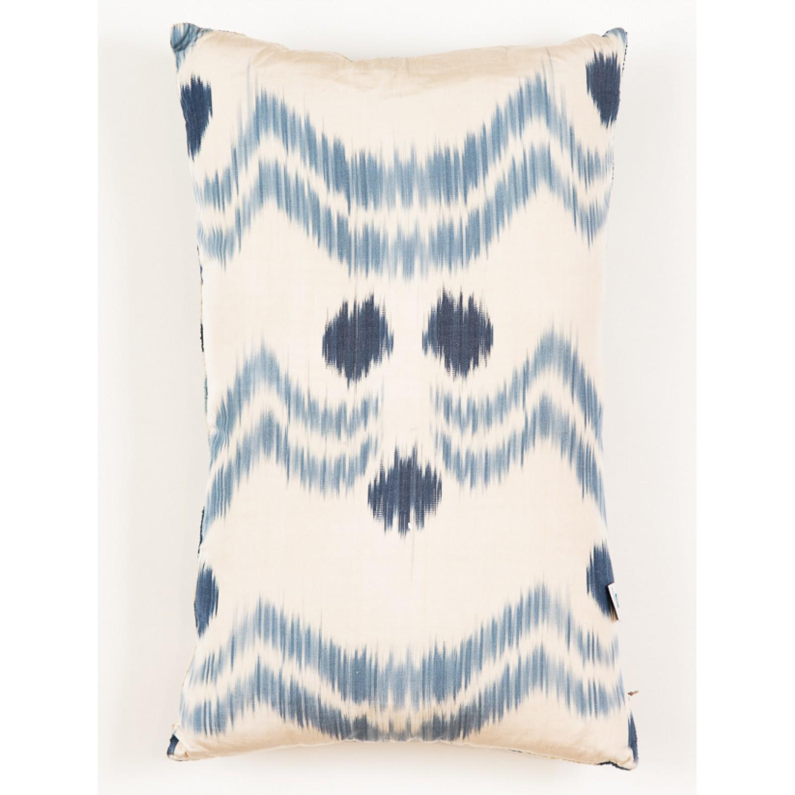 Velvet ikat cushions with rich design and high quality, carefully made one by one in Uzbekistan in Central Asia.

One side is hand-woven silk velvet (velvet), and the other side is hand-woven silk cloth (ikat). All are dyed with natural dyes.
The