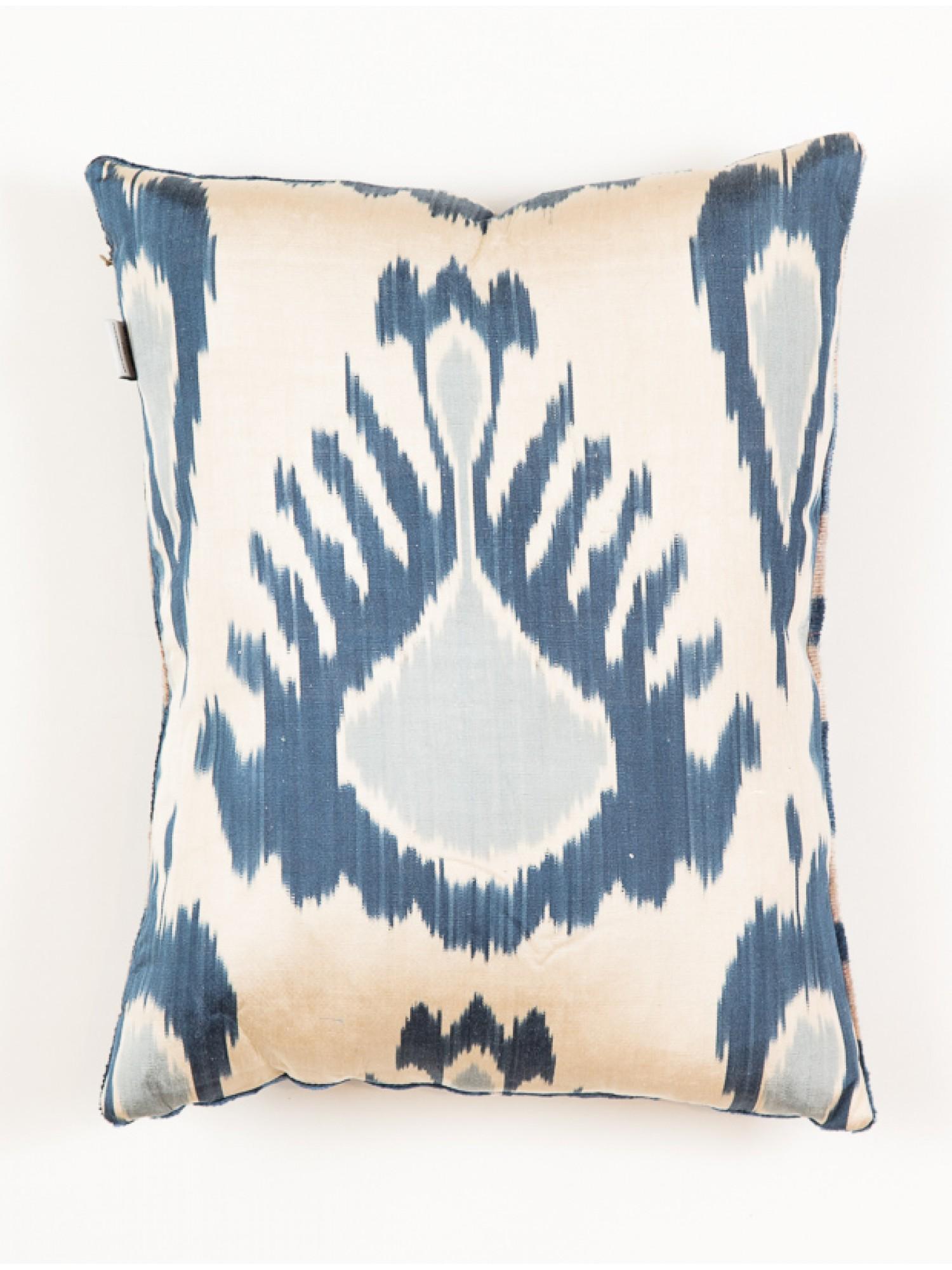 Velvet ikat cushions with rich design and high quality, carefully made one by one in Uzbekistan in Central Asia.

One side is hand-woven silk velvet (velvet), and the other side is hand-woven silk cloth (ikat). All are dyed with natural dyes.
The