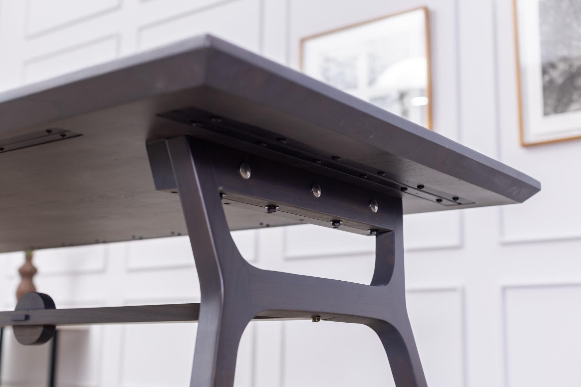 Cette table s'inspire du design vintage du milieu du siècle. Le plateau en bois massif naturel est fabriqué à la main avec un bord chanfreiné pour compléter les angles de la base en bois massif. Cette pièce de belle facture met l'accent sur les