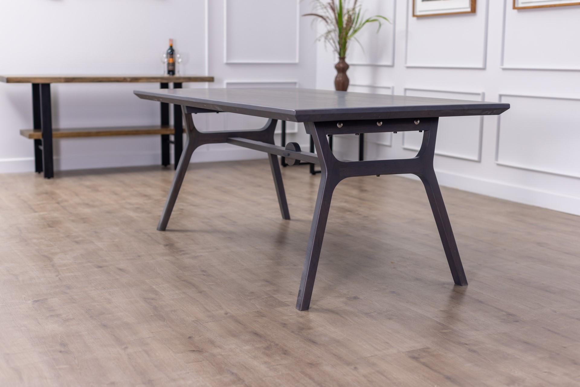 Table de salle à manger du milieu du siècle en teck massif à 100 % anthracite fumé Neuf - En vente à Buffalo, WY