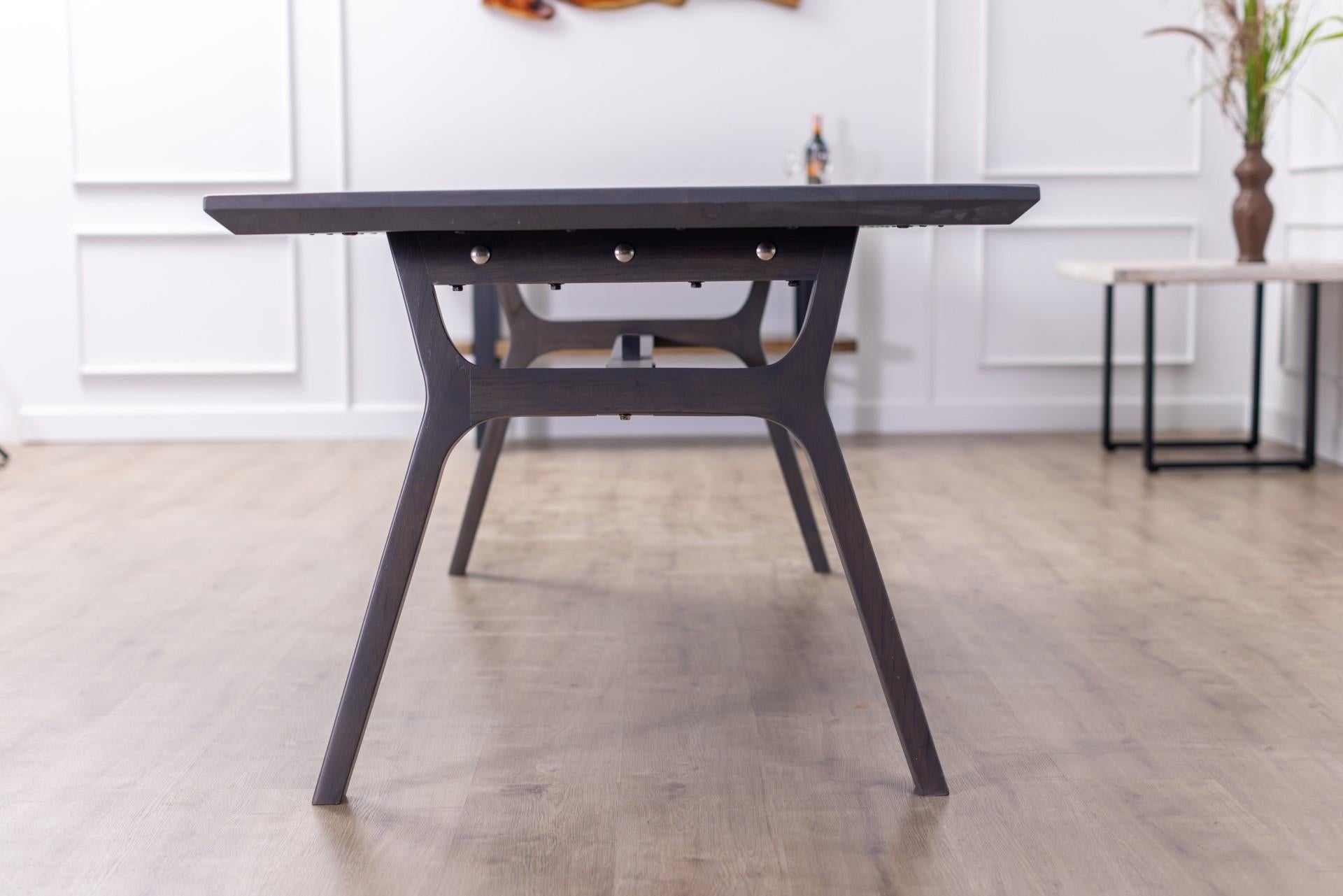 Bois de feuillus Table de salle à manger du milieu du siècle en teck massif à 100 % anthracite fumé en vente