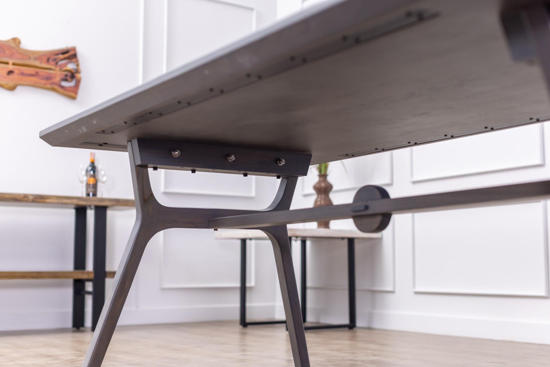 Table de salle à manger du milieu du siècle en teck massif à 100 % anthracite fumé en vente 1