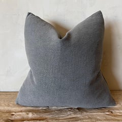 Coussin en lin délavé « stone washed » couleur kaki, rembourrage en duvet, 22" x 22"