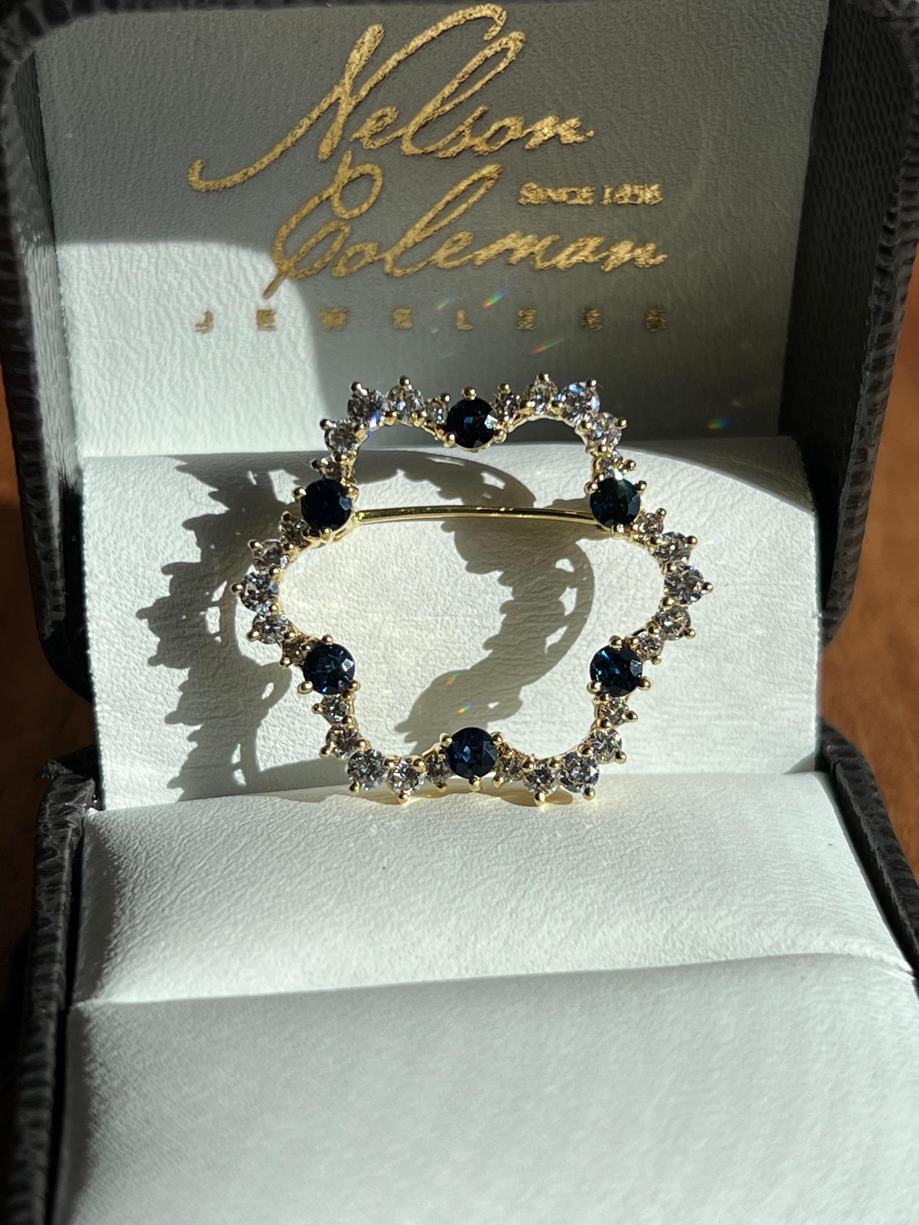 Questa squisita spilla in oro giallo 18 carati degli anni '70 presenta un elegante design a cerchio aperto, ornato da trenta diamanti taglio brillante per un totale di circa 1,00 carati con colore H+I e purezza SI1.  Ad accentuare il design ci sono