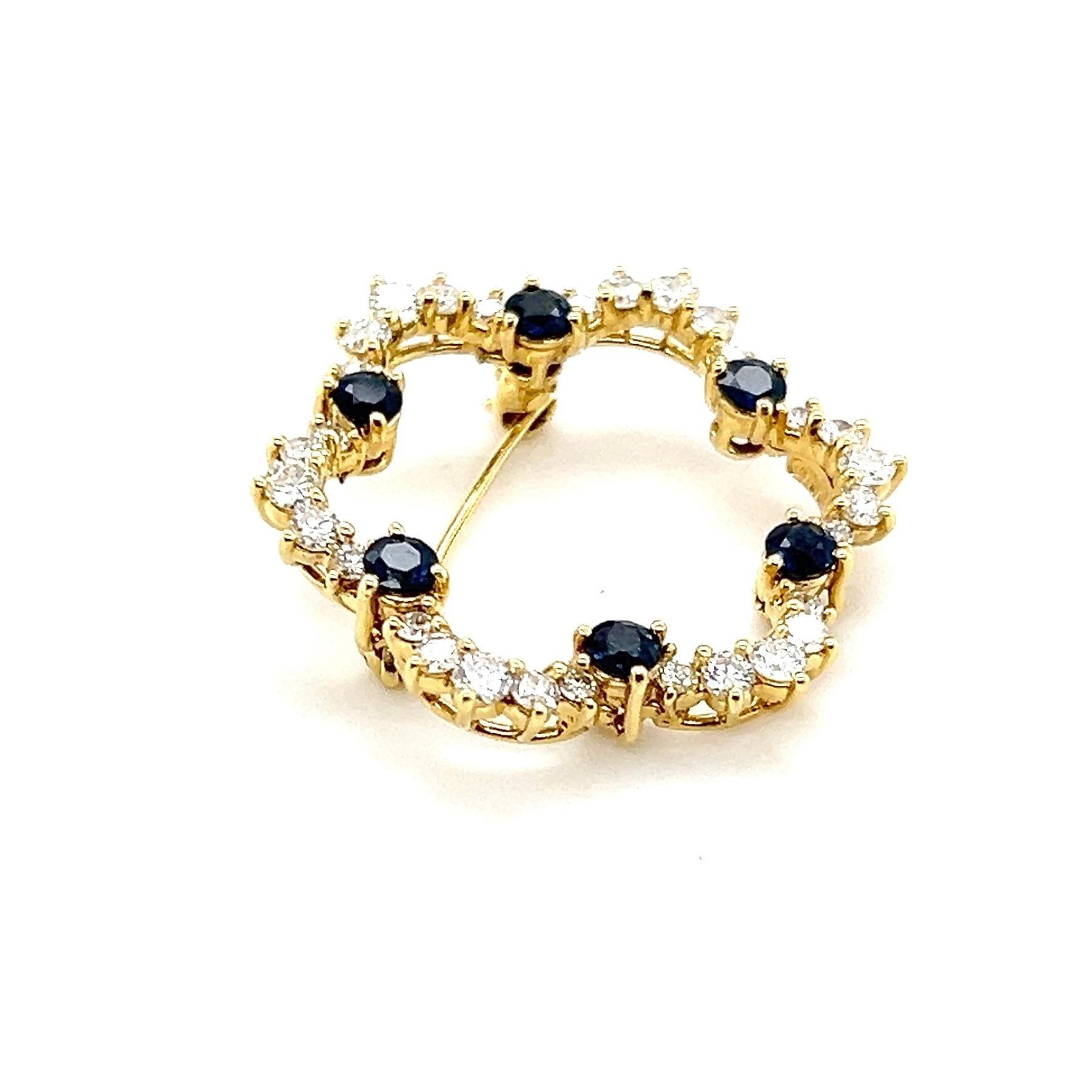 Taglio rotondo Spilla in oro giallo 18 carati con diamante 1,00 TCW e zaffiro blu scuro in vendita
