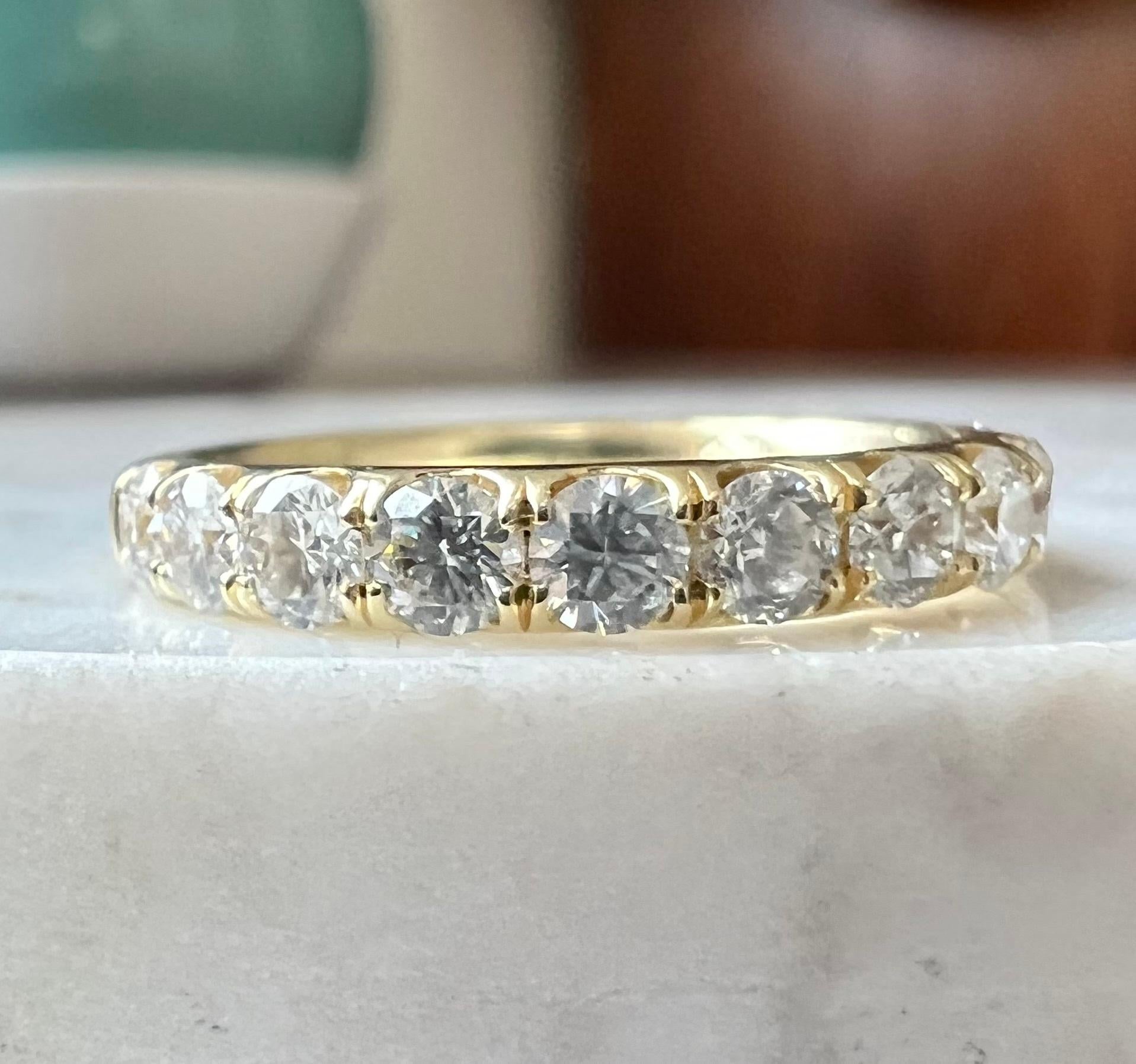 Un bracelet en or jaune 14k comportant onze diamants ronds de taille brillant totalisant environ 1,00 carat. De couleur G/H et de pureté SI1, les diamants créent un éclat continu le long de la bande. Mesurant une taille 6, cette bague peut être